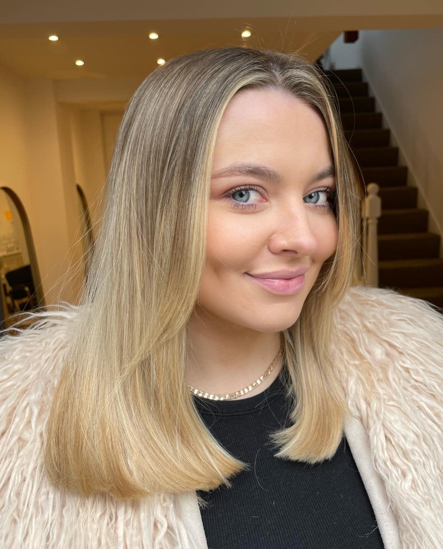 10. Butterblonder glatter Midi-Schnitt (Midi-Schnitt-Frisuren)