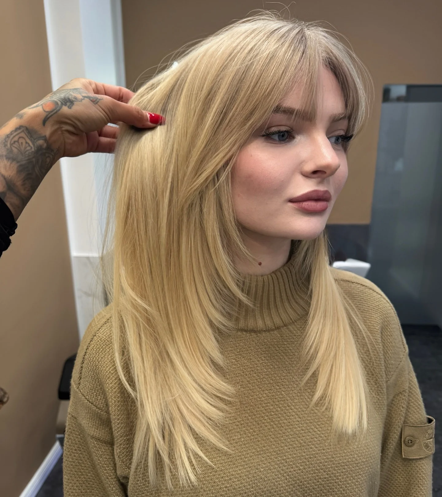 10. Butterblonde glatte Schichten mit Vorhangfransen (gerade Frisuren)