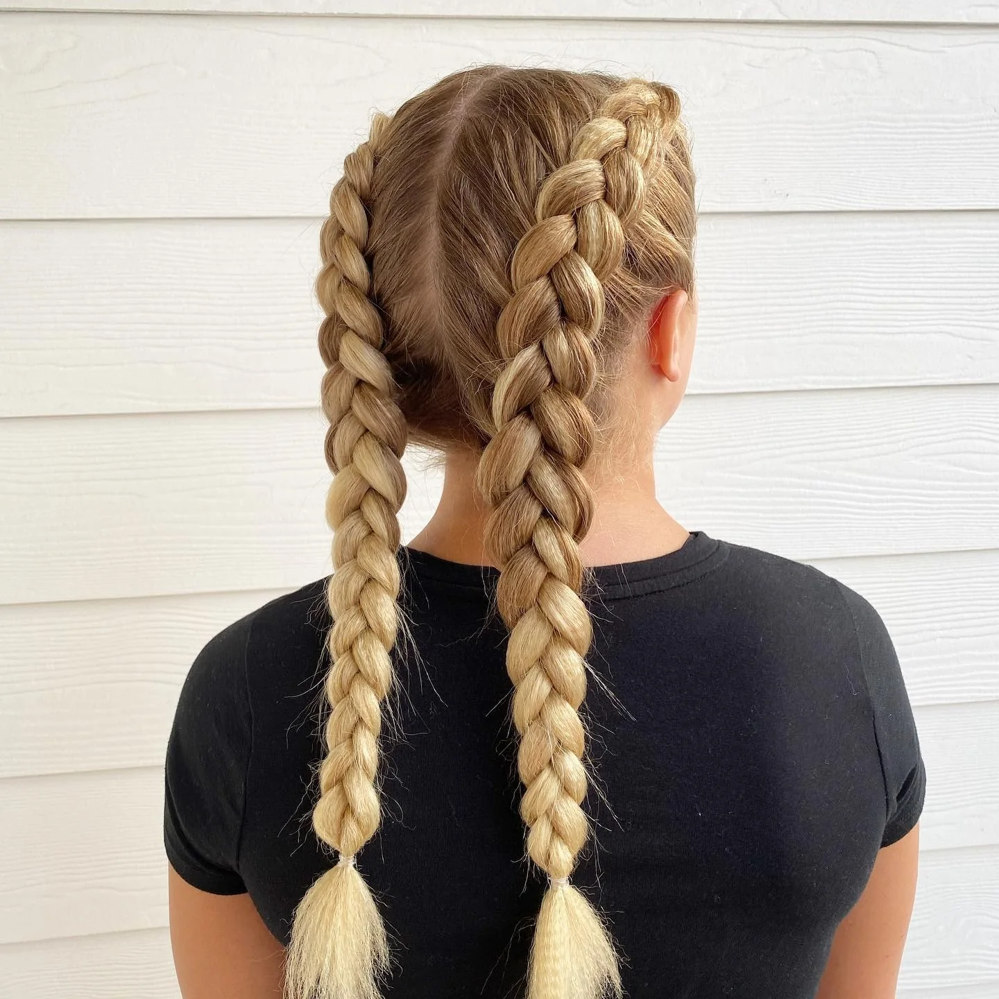 10. Butterblonde holländische Zöpfe mit extra Fülle (Double Dutch Braids)