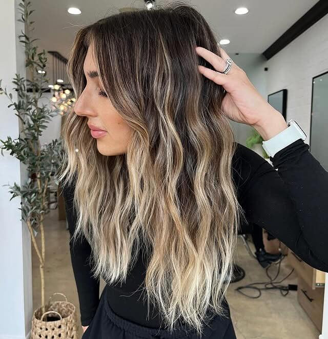 10. Buttery Blonde mit Tiefe (blonde Haare mit dunklen Wurzeln)