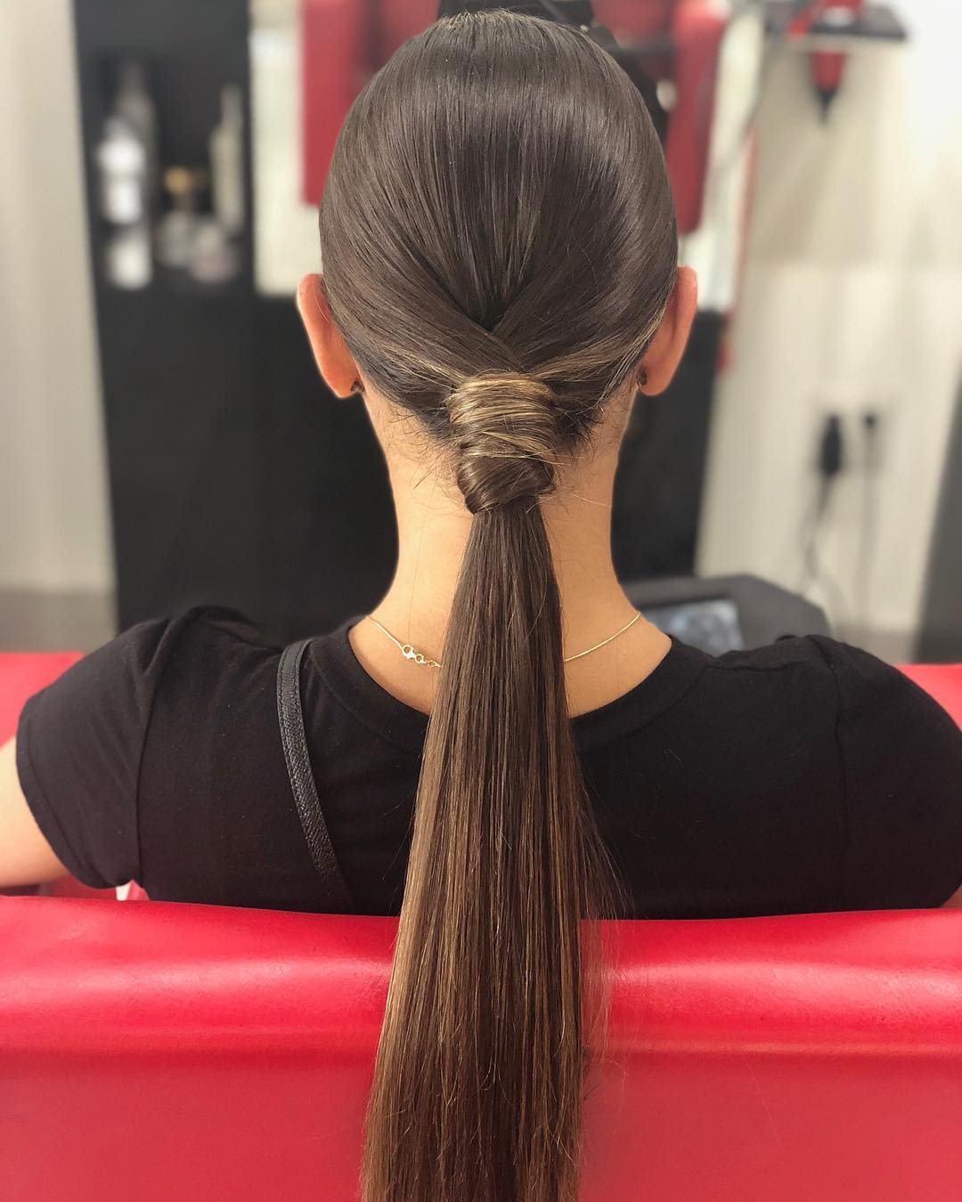 10. Zimtbrauner gerader Pferdeschwanz (schlanker, niedriger Pferdeschwanz)