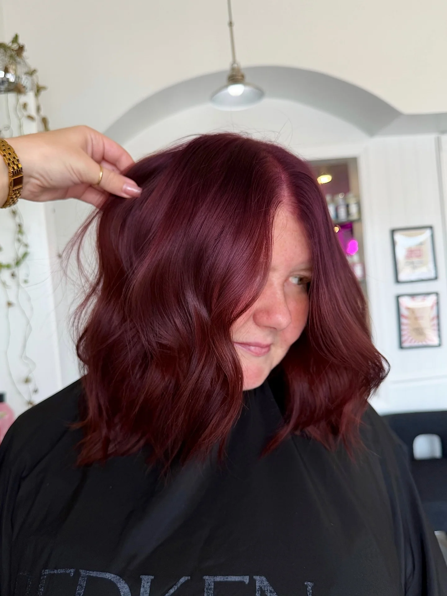 10. Classic Burgundy Blowout (dunkle Burgunder-Haarfarbe)