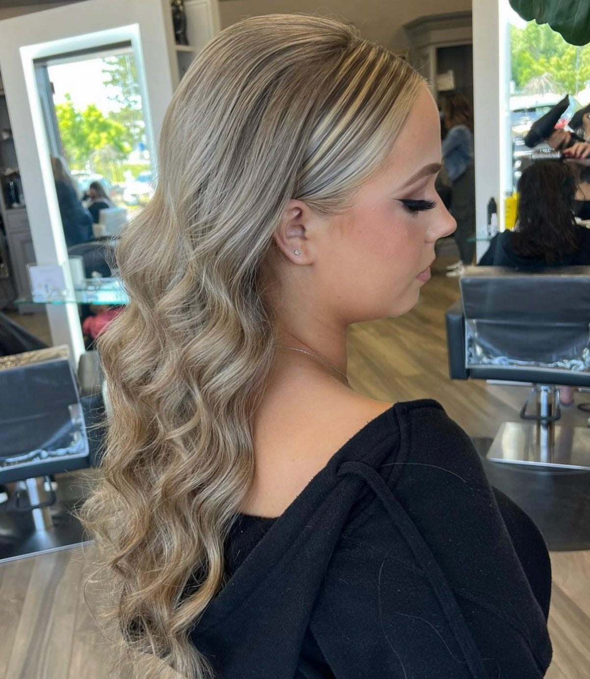 10. Klassische weiche Wellen mit aschblonde Dimension (Abschlussballfrisuren)