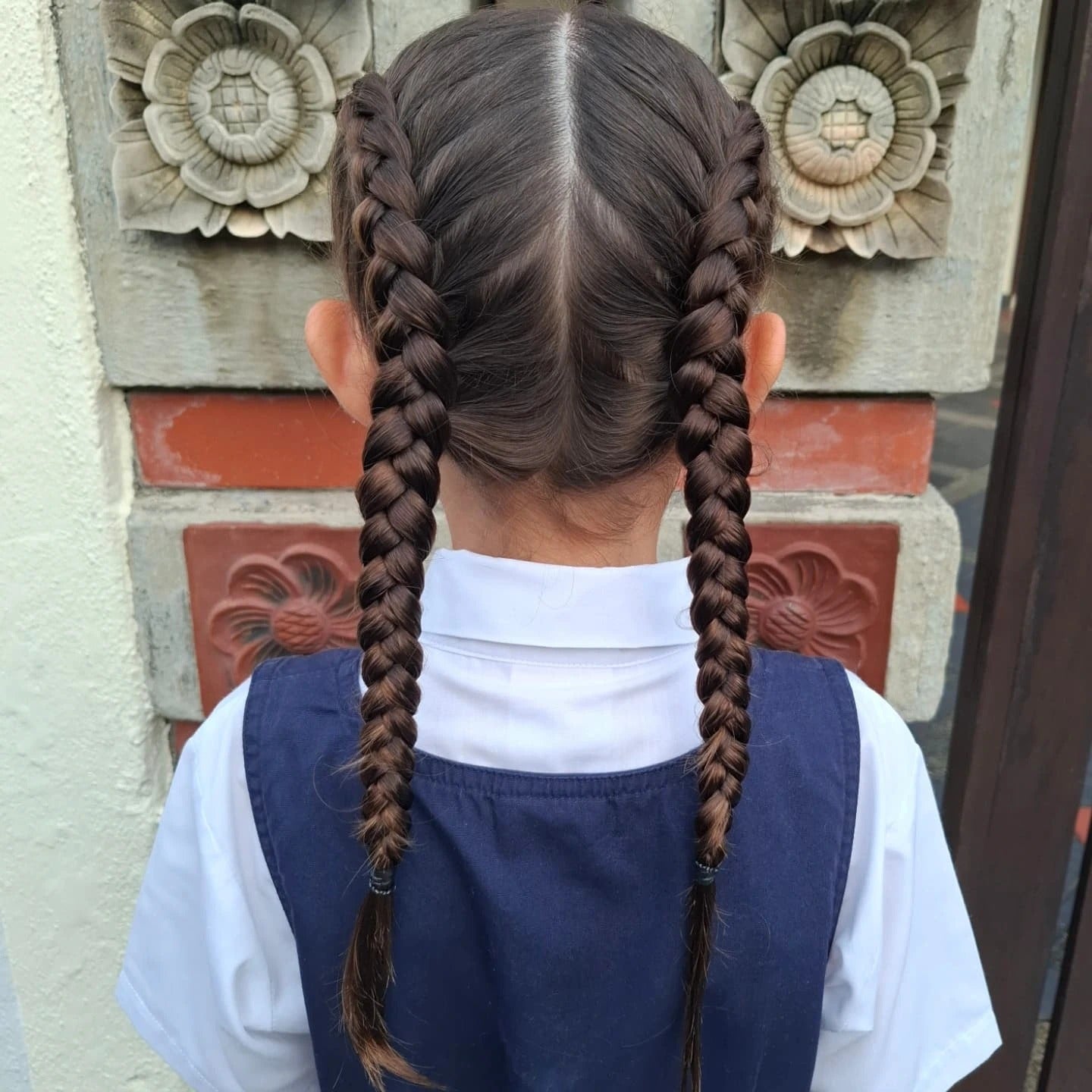 10. Klassische Zwillingsbilder auf dunkelbraunem Haar (Frisuren für die Schule)