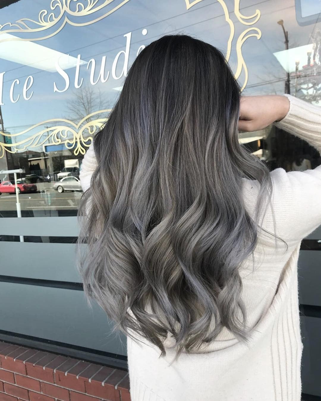 10. Kühltönte Aschenwellen (aschgraue Haarfarbe)