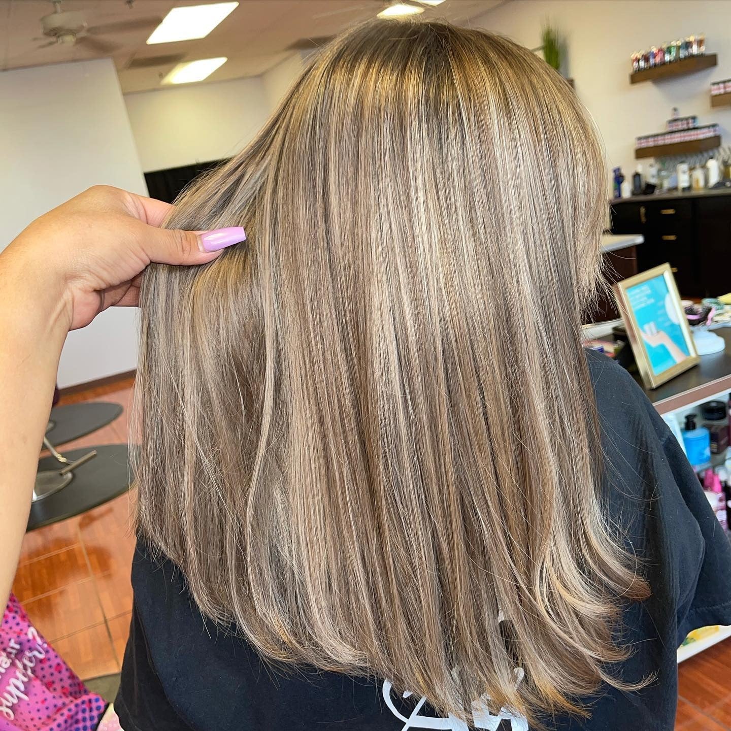 10. Kühles helles Aschebraun mit gefiederten Enden (helle Aschebraune Haarfarbe)