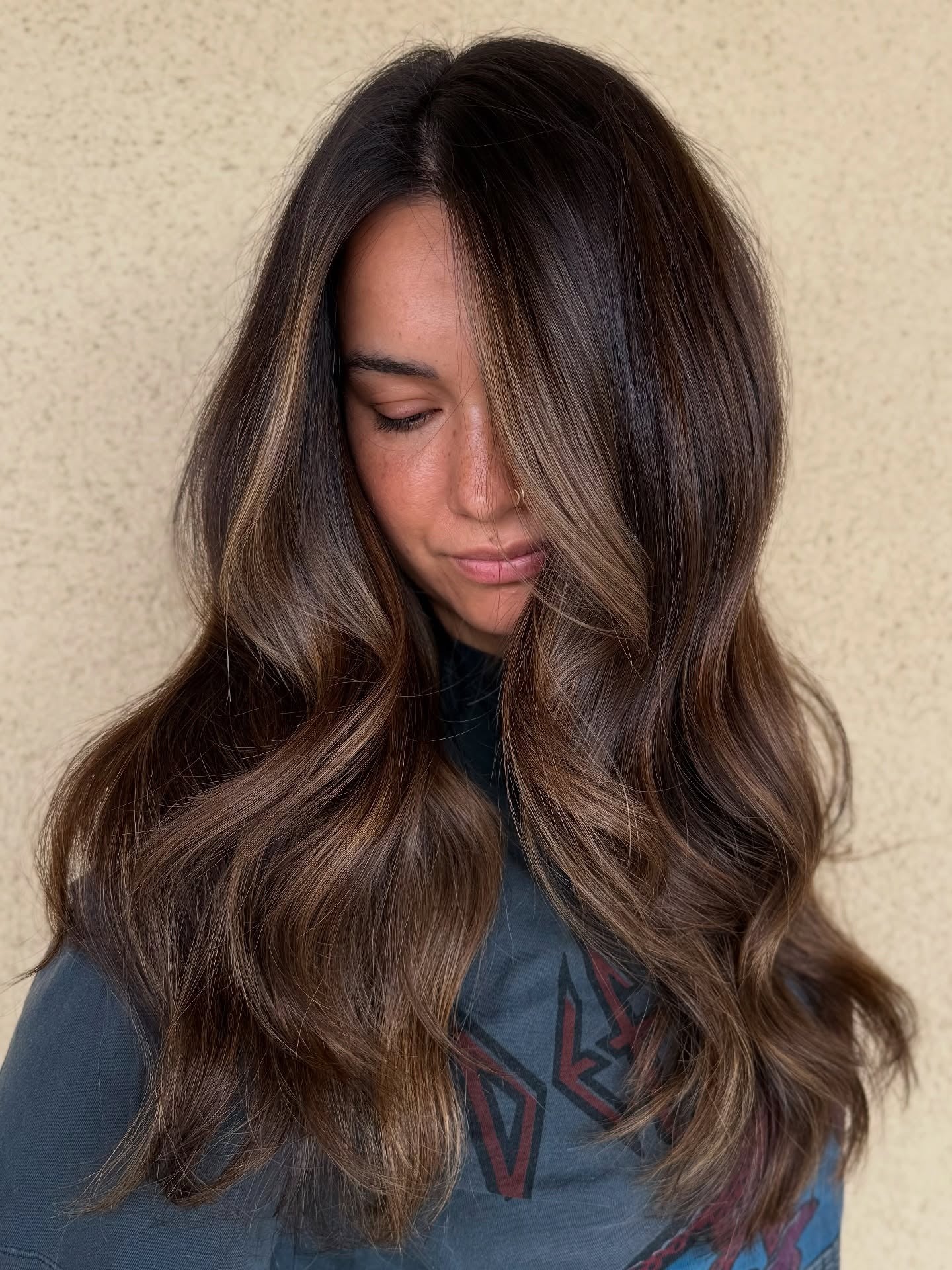 10. Cool getöntes Mokka mit subtiler Taupe Balayage (Balayage Dunkelbraune Haarfarbe)