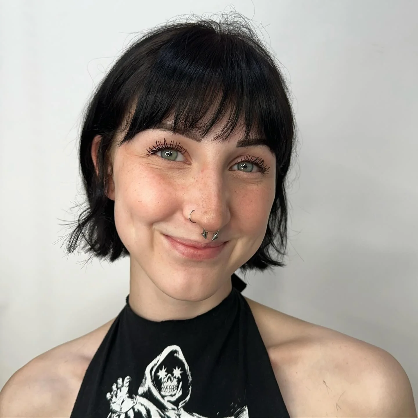 10. Kurzer französischer Bob mit vollem Pony in Tiefschwarz (französisches Bob-Haar)