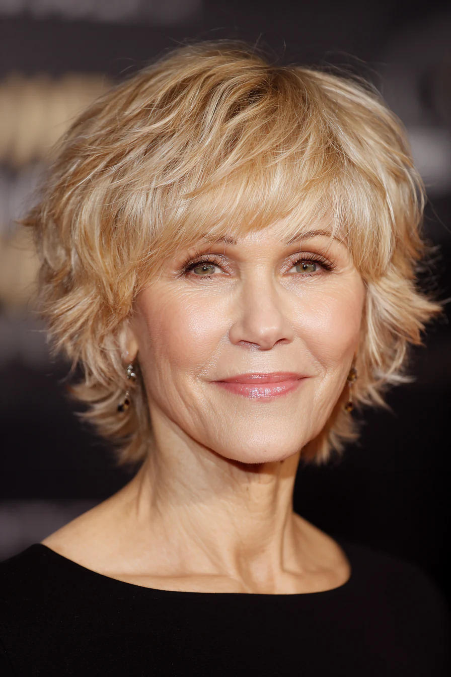 10. Abgeschnittene honigblonde Stufen (beliebte Haarschnitte für Frauen über 60) – Beliebte Haarschnitte für Frauen über 60