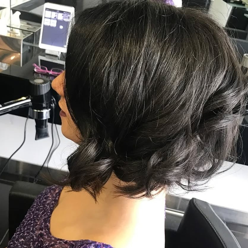10. Curled Bob mit subtilem Angeln (geschichtete Bob -Frisuren)