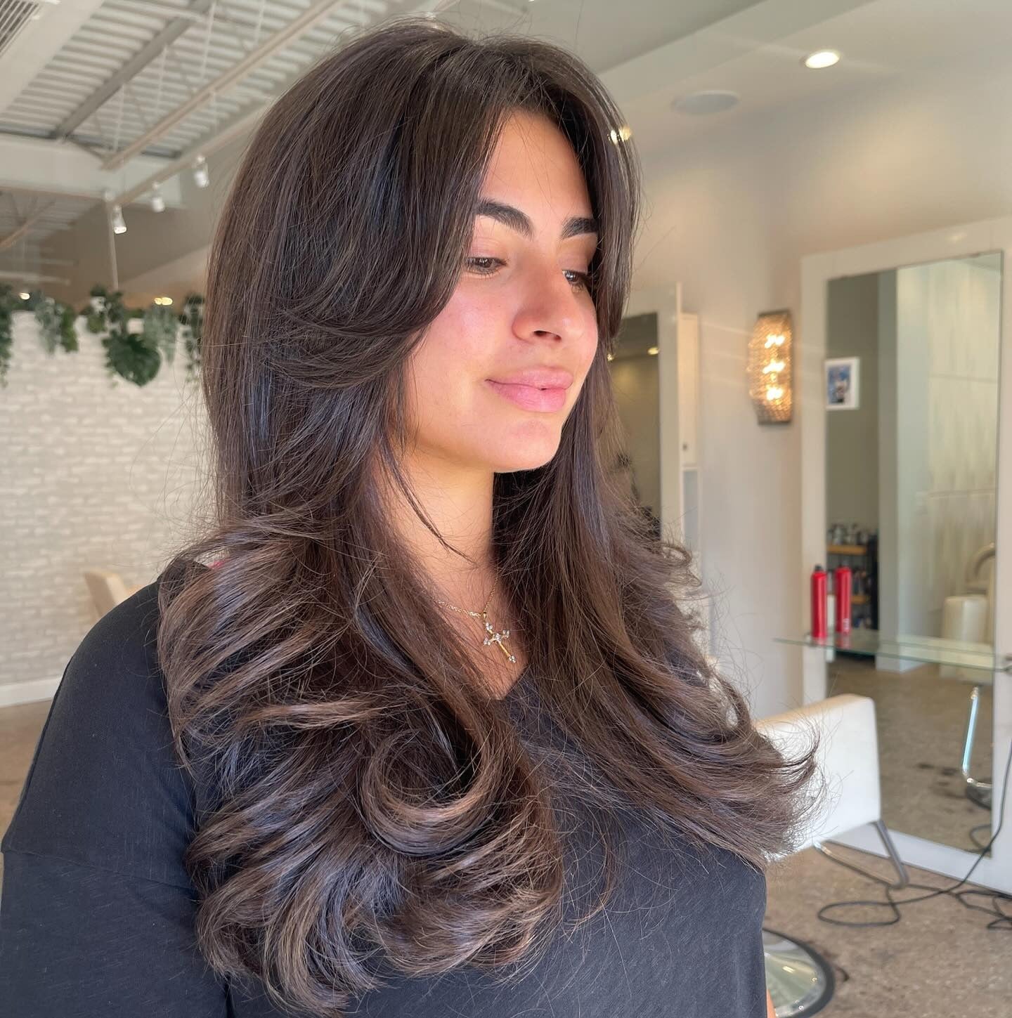 10. Curled Espresso -Schichten mit voluminösen Vorhangstücken (Frisuren vor Vorhangstätten)