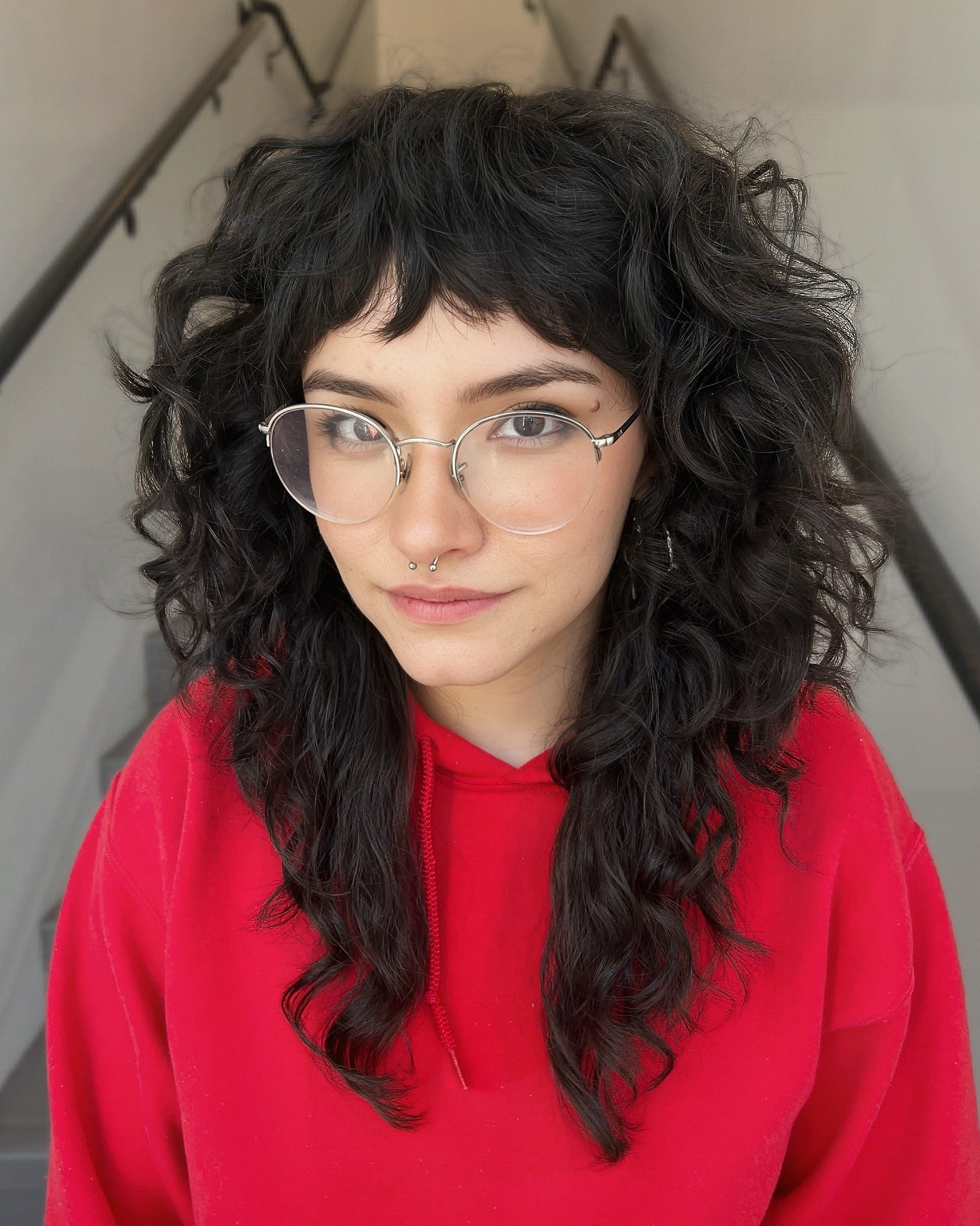 10. Curly Black Mullet mit runden Fransen (zotteliger Mullet -Haarschnitt)
