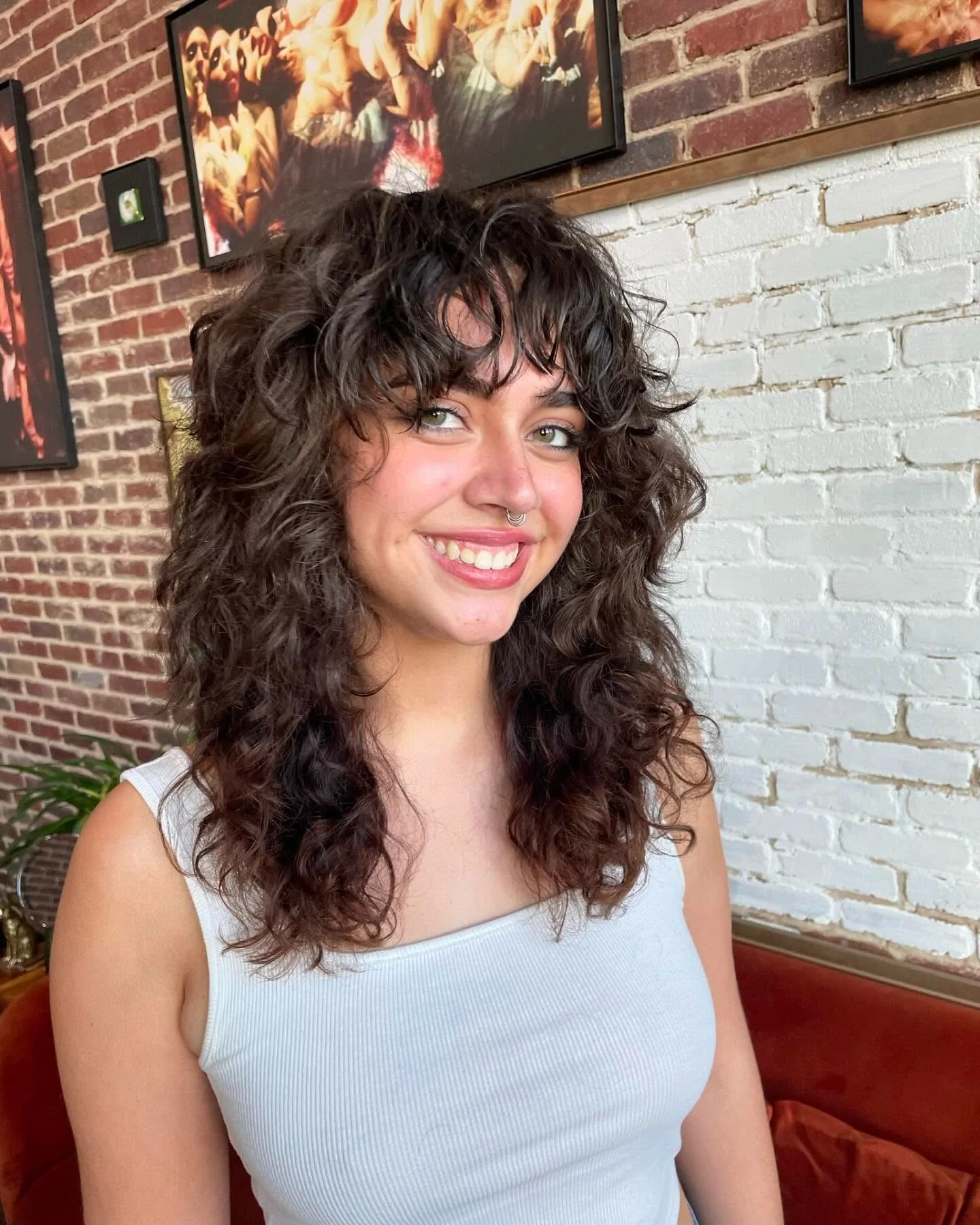 10. Lockige mittellange Stufen mit spitz zulaufendem Pony in Mokkabraun (lockige Frisuren)