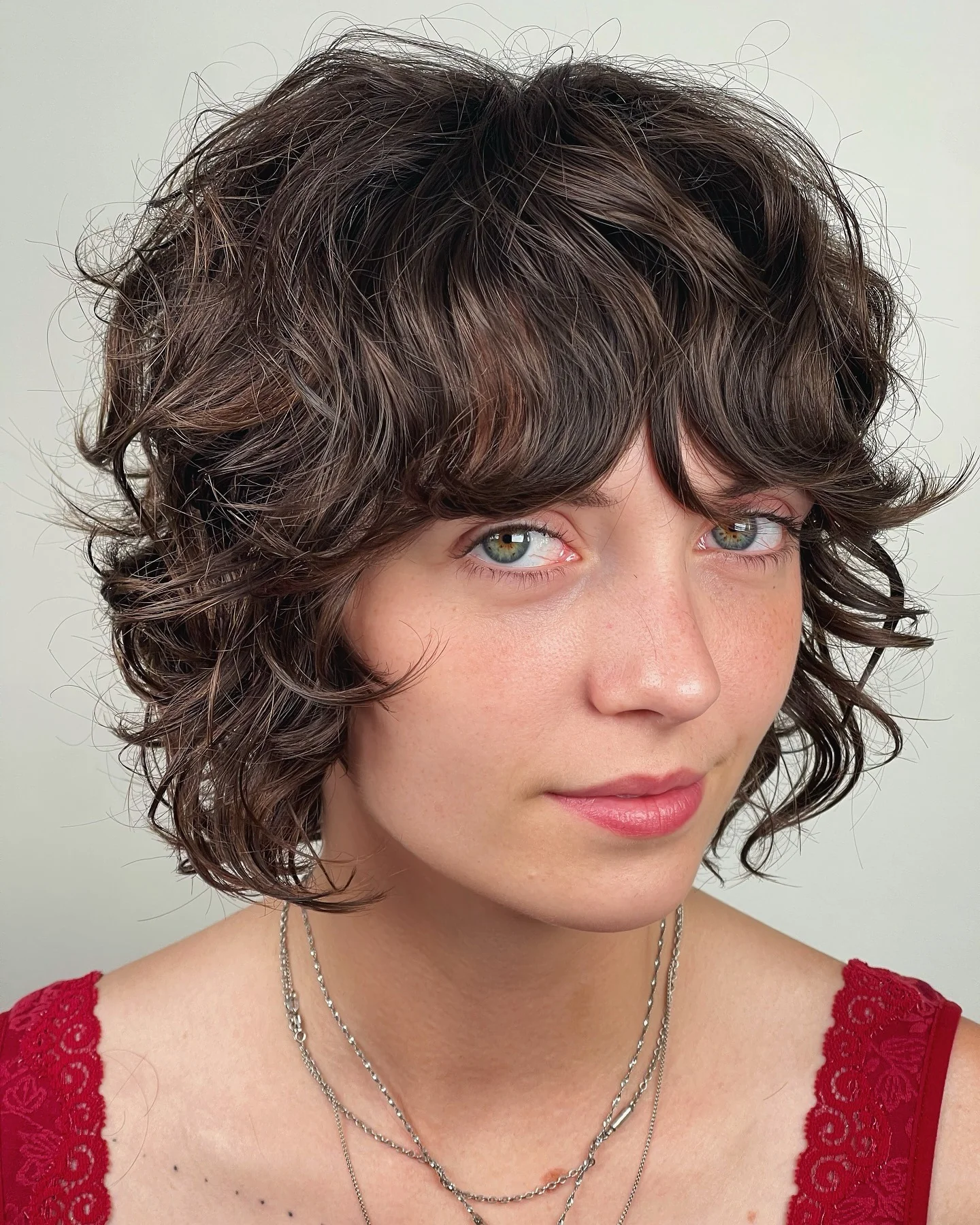 10. Lockiger Shaggy Bob mit tiefem Espressobraun (Shaggy Bob Frisuren)