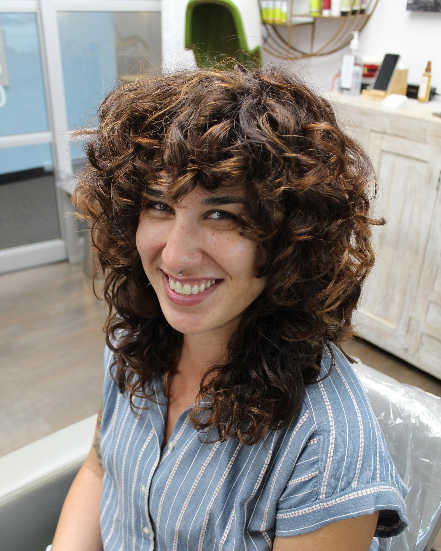 10. Curly Wolf geschnitten mit warmen Kupfer -Highlights (lockiger Wolfshaarschnitt)