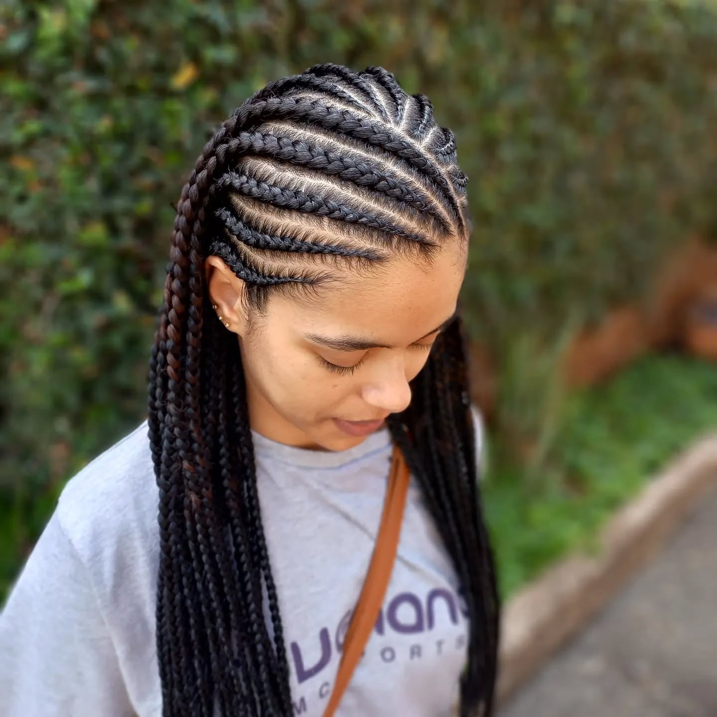10. gekrümmte Cornrows mit langen Zöpfen (Cornrow Frisuren)