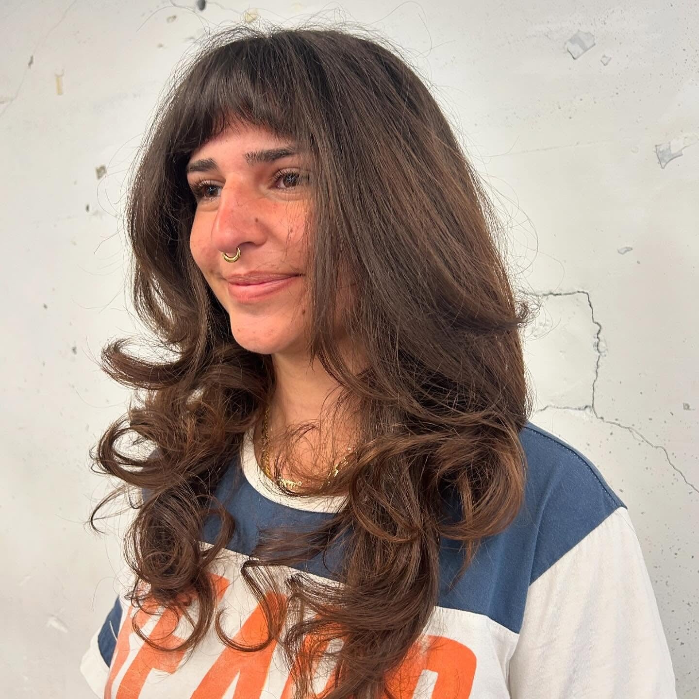 10. Dunkelbrauner Shag mit vollem Pony (Stufenfrisuren)