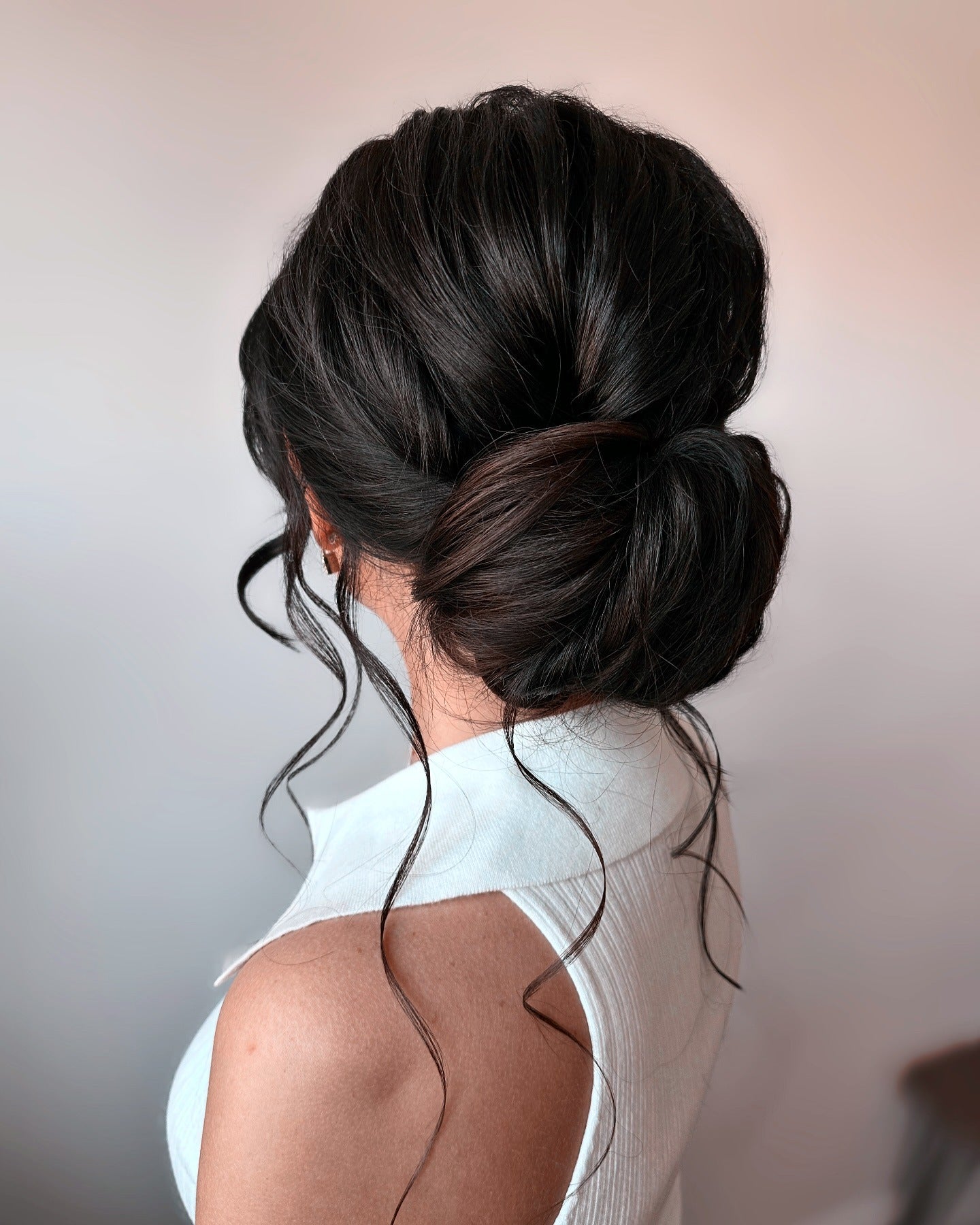 10. Deep Mocha Romantic Low Bun (mittellanges Haar, unordentliche Hochsteckfrisuren)