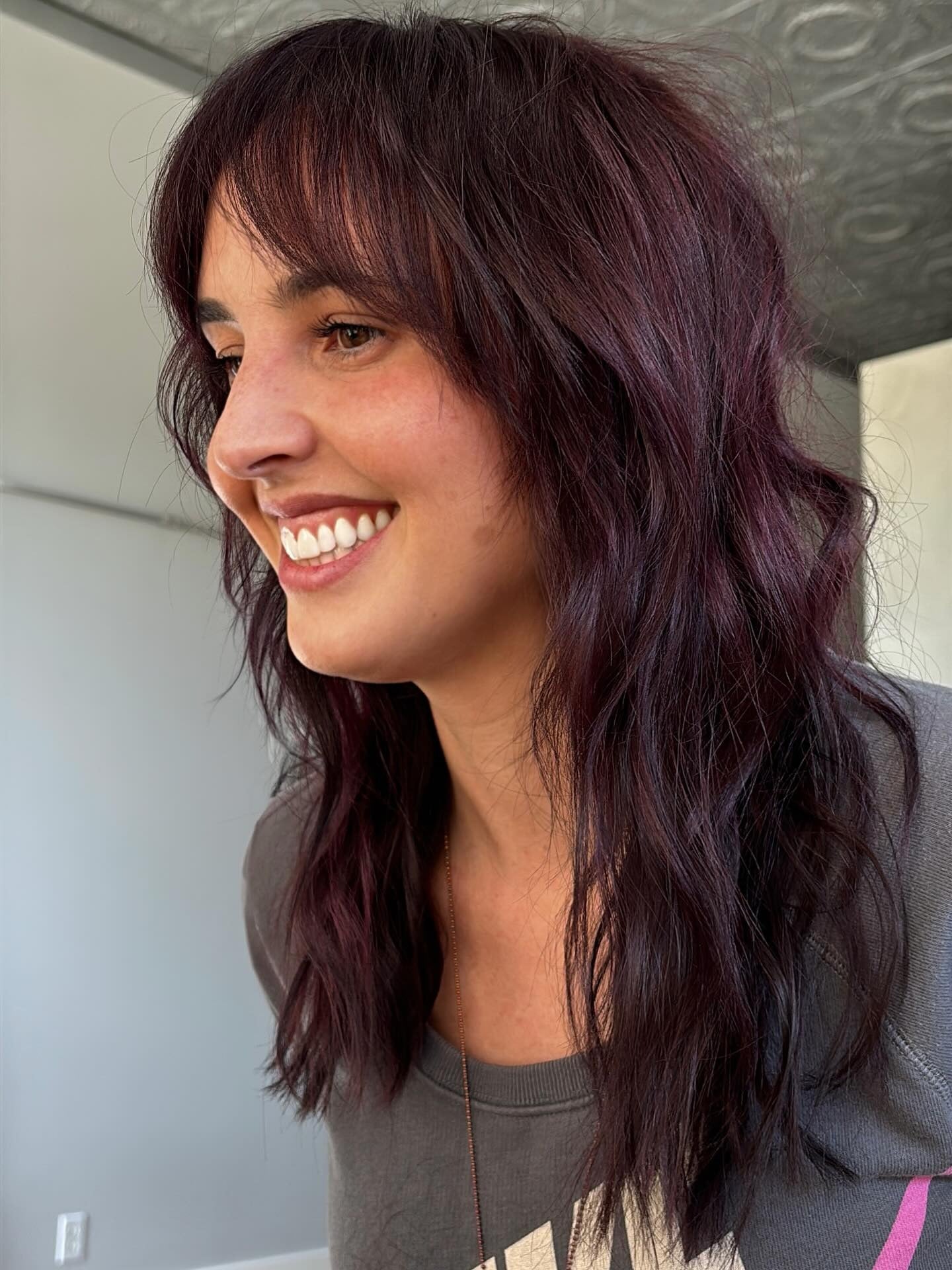 10. Tiefvioletter Shag mit gefiederter Textur (Tiefburgunderrote Haarfarbe)