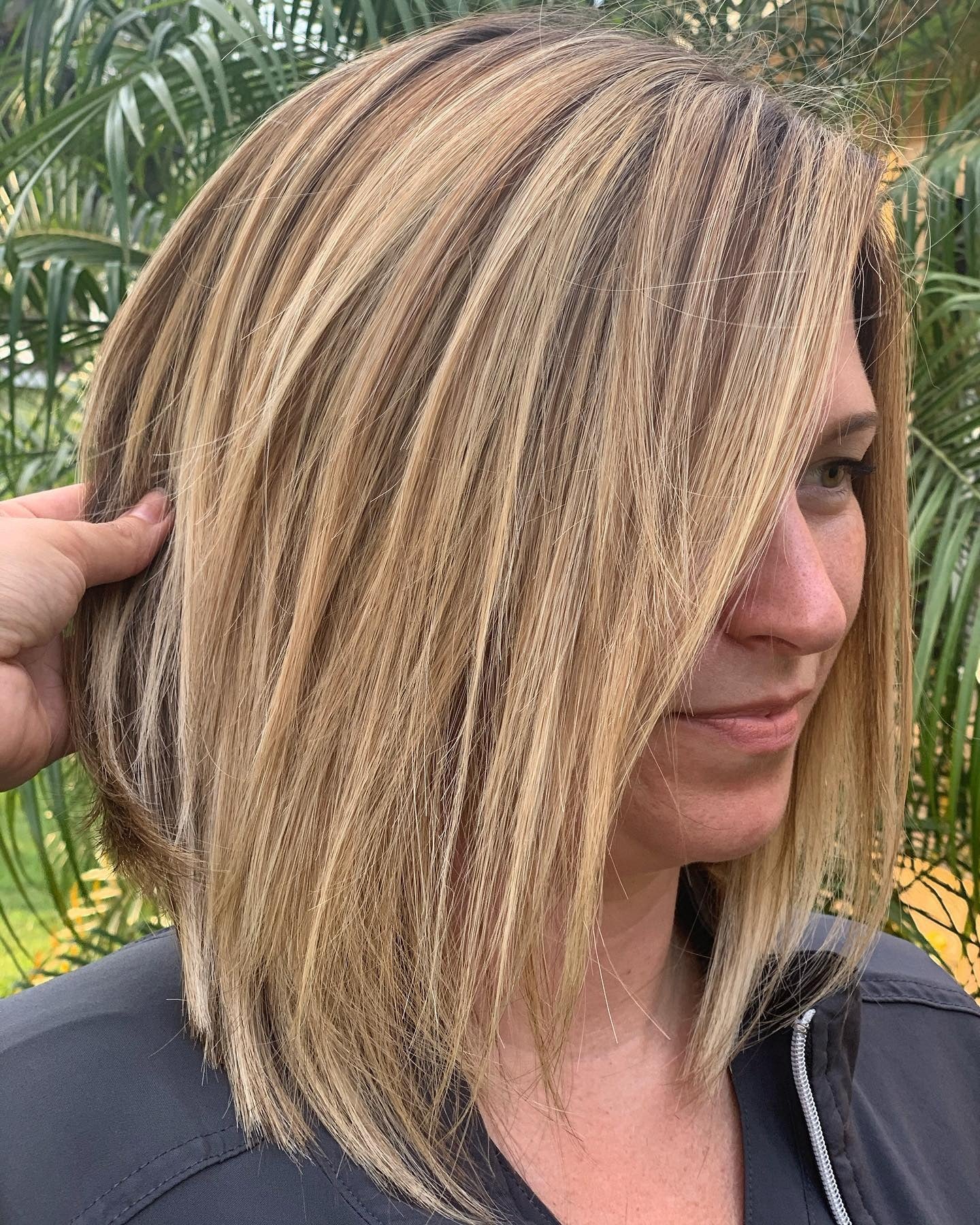 10. Dimensional Blonde abgewinkelte Lob mit Schichten (abgewinkelter Lob Haarschnitt)