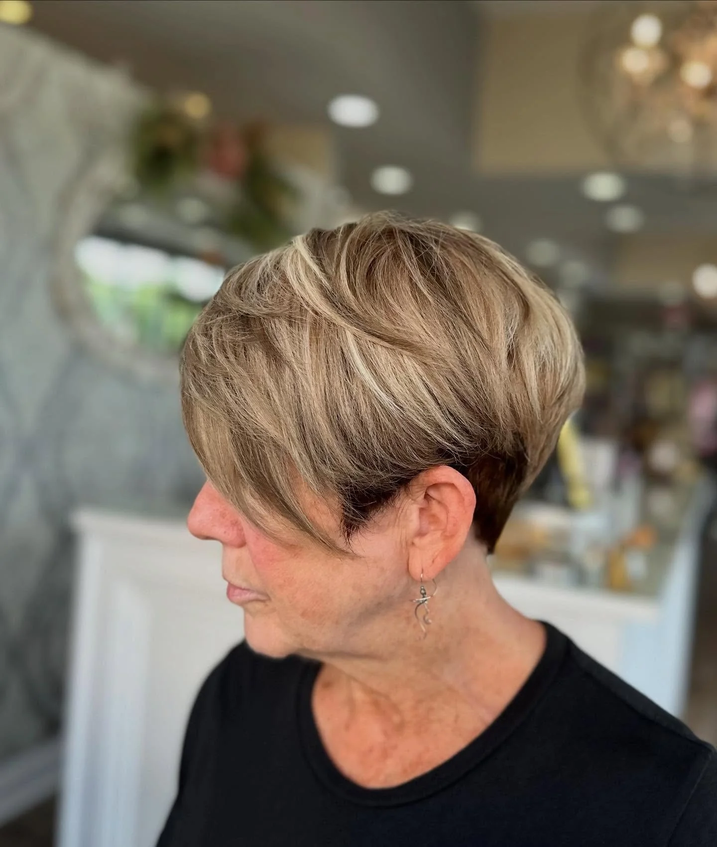10. Dimensional Sandy Blonde Pixie mit langem Pony (Long Pixie Cuts)
