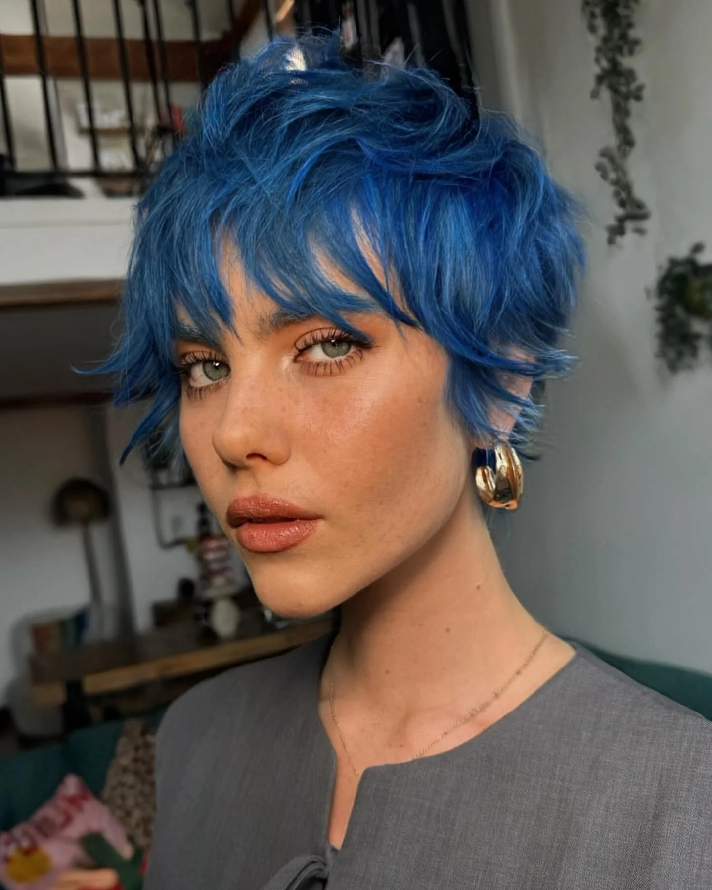 10. Electric Blue Layered Pixie mit feinem Pony (Layered Pixie Haircuts)