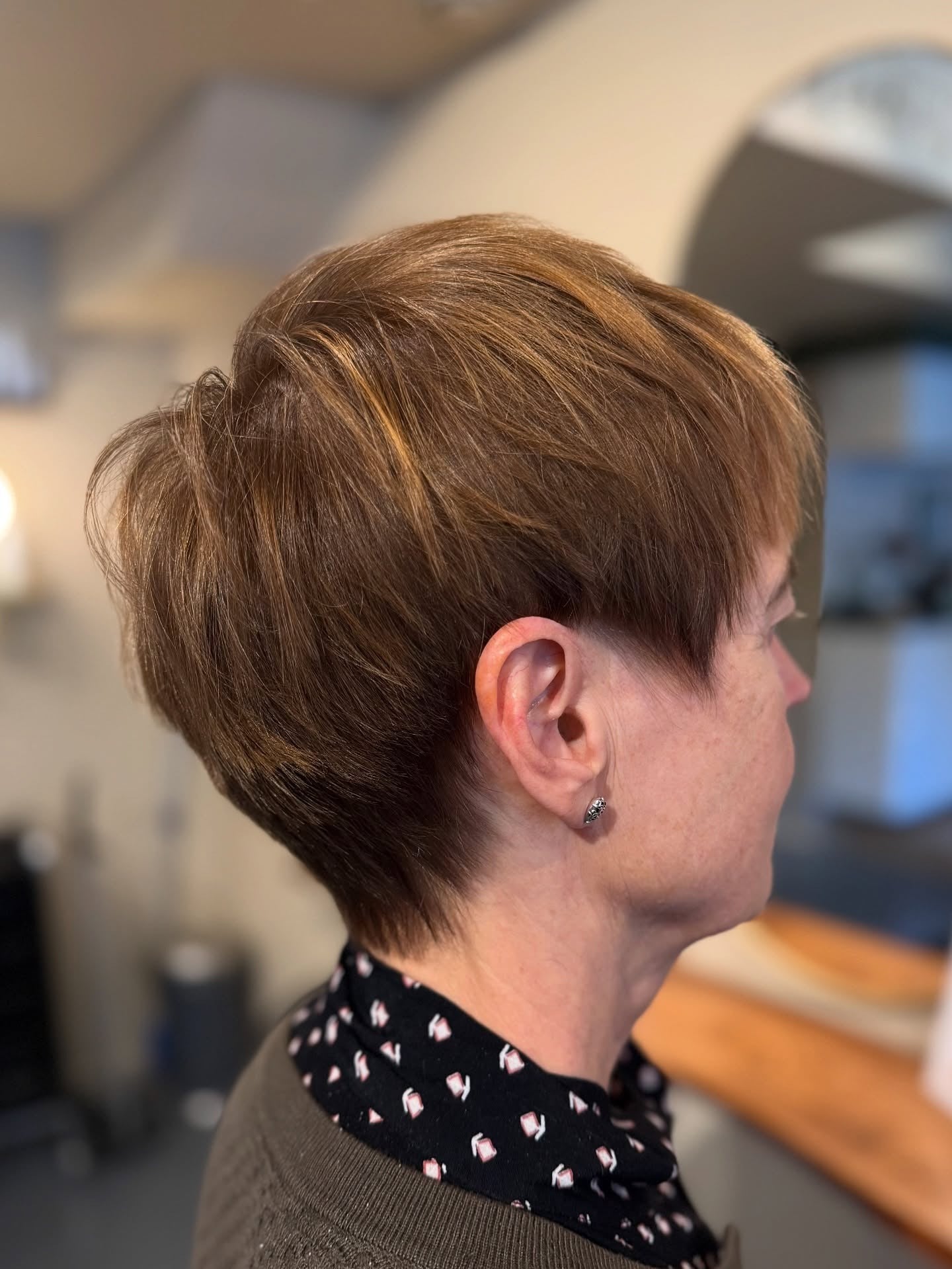 10. Eleganter brauner Pixie mit spitz zulaufendem Nacken (Pixie-Haarschnitte)