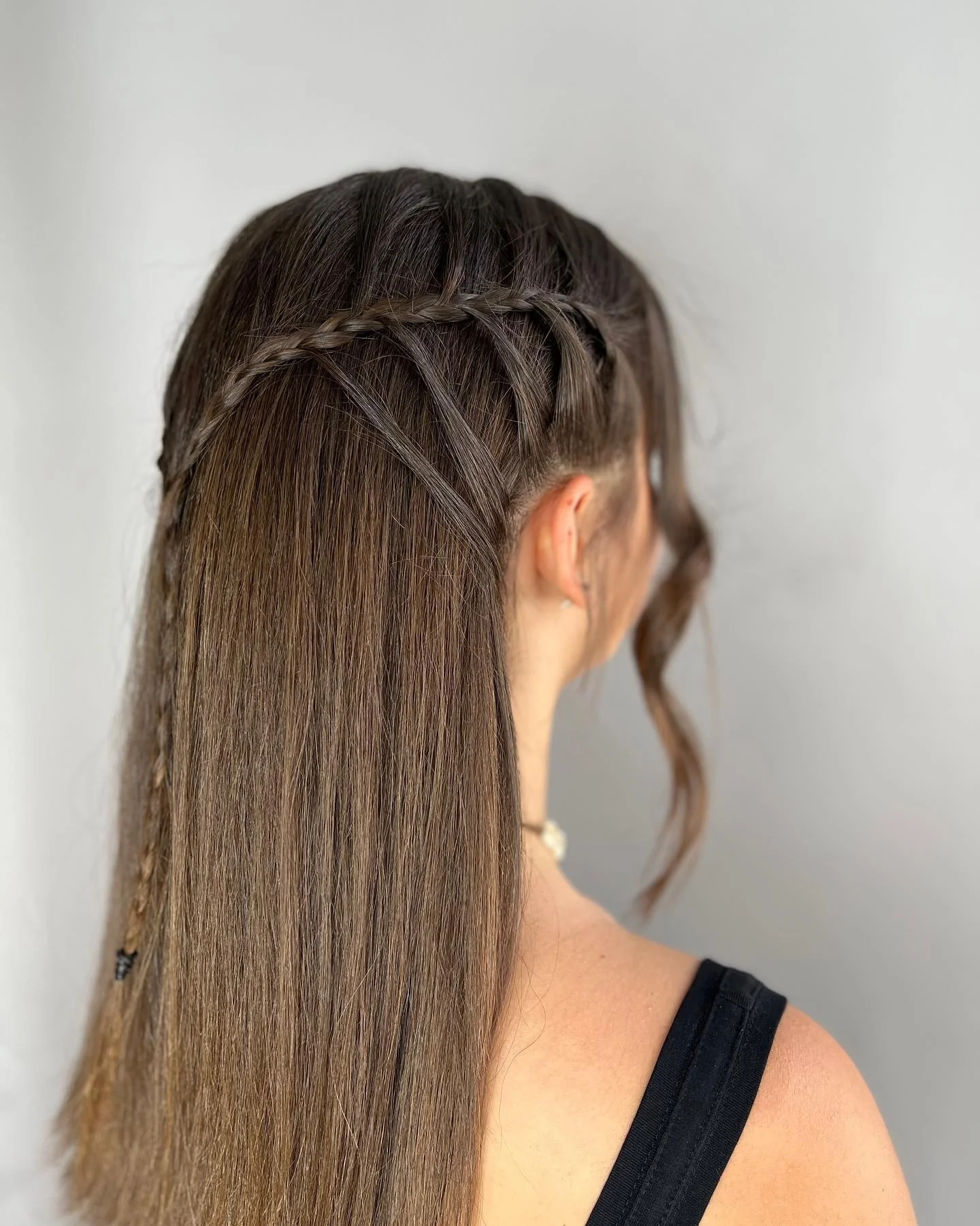 10. Espresso Sleek Waterfall Twist (Wasserfall-Zopffrisuren)