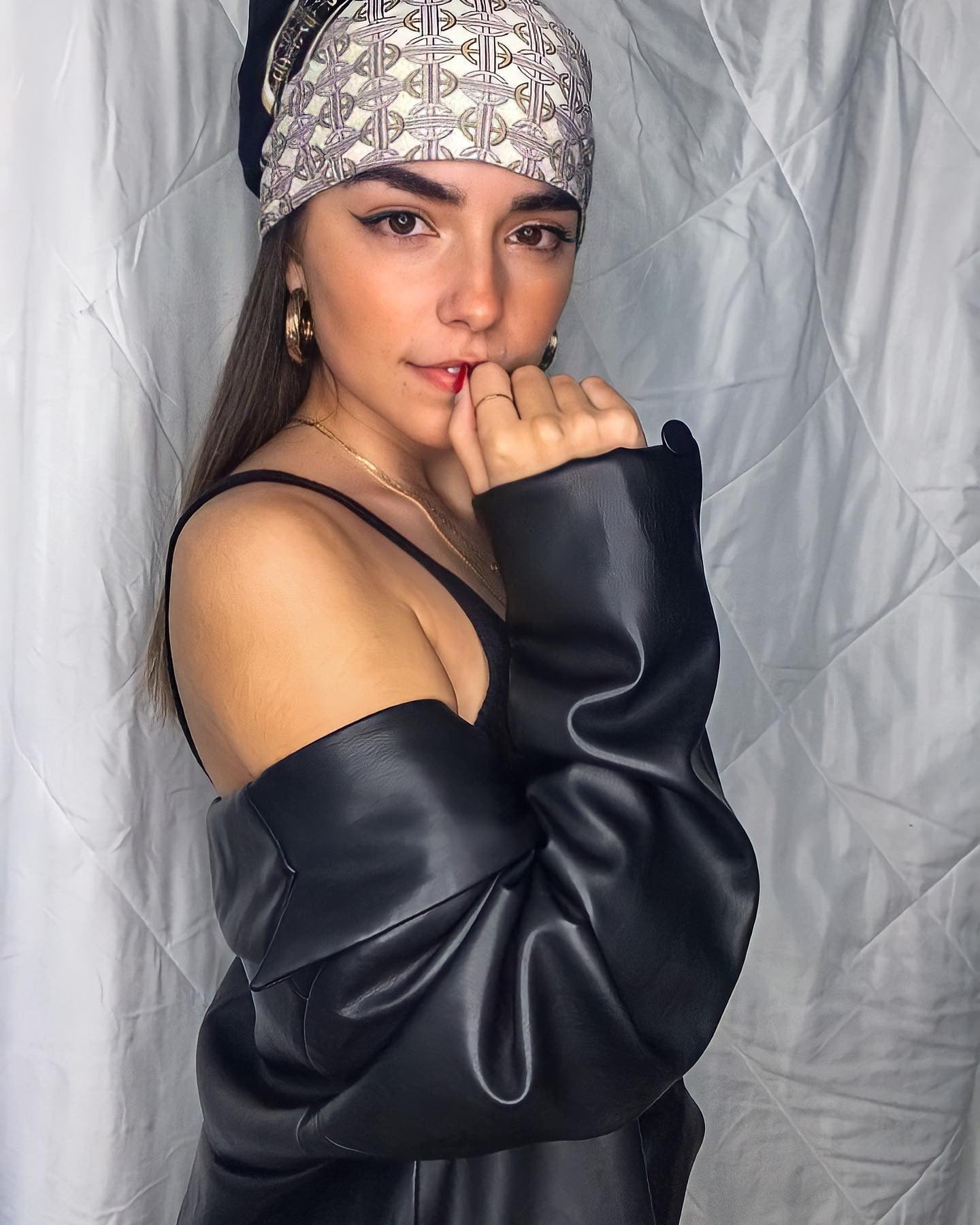 10. Geometrisches Druckbandana mit schlanken Schichten (Bandana -Frisuren)