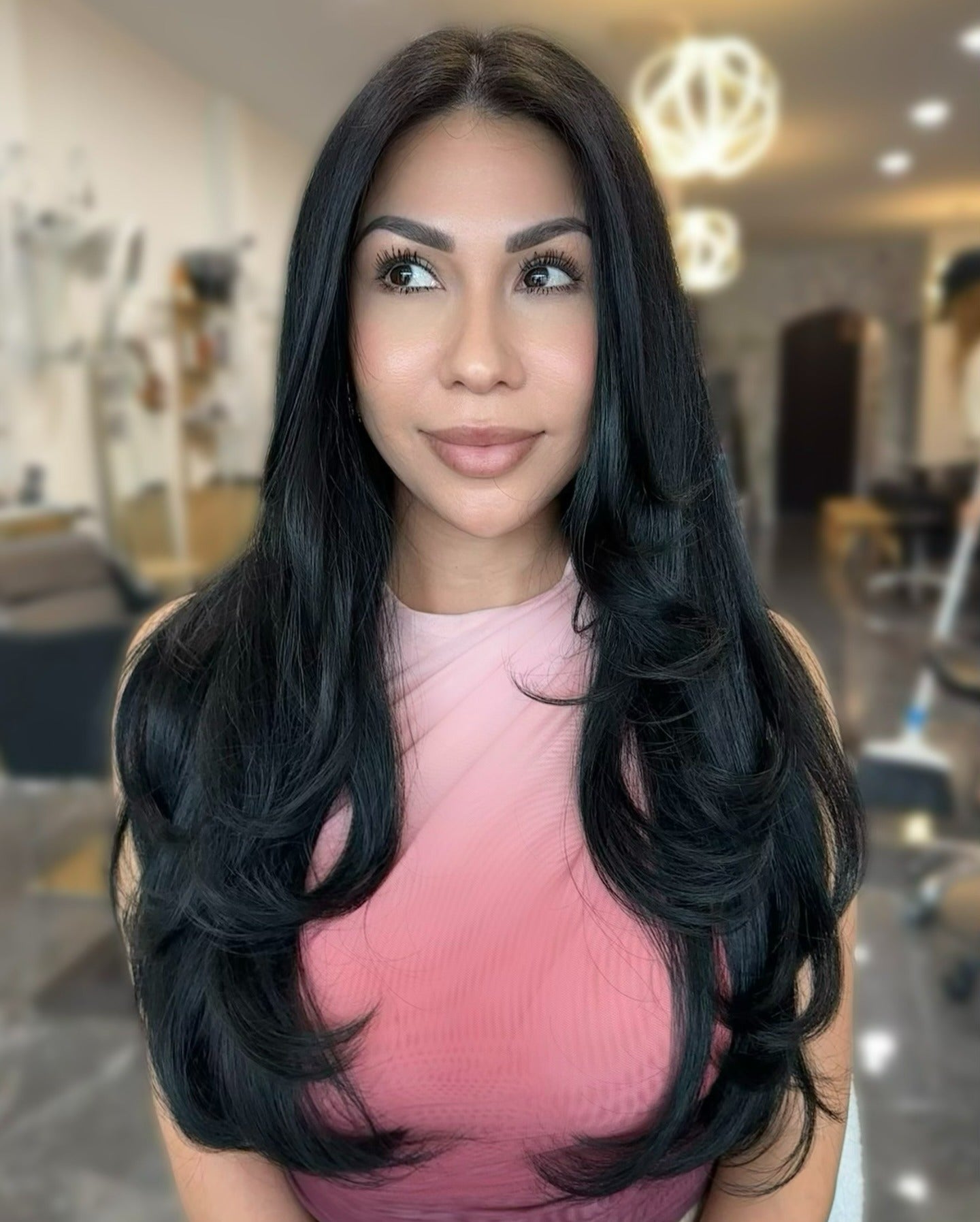 10. Hochglänzende schwarze Schichten mit geformtem Fluss (geschichtete Frisuren)