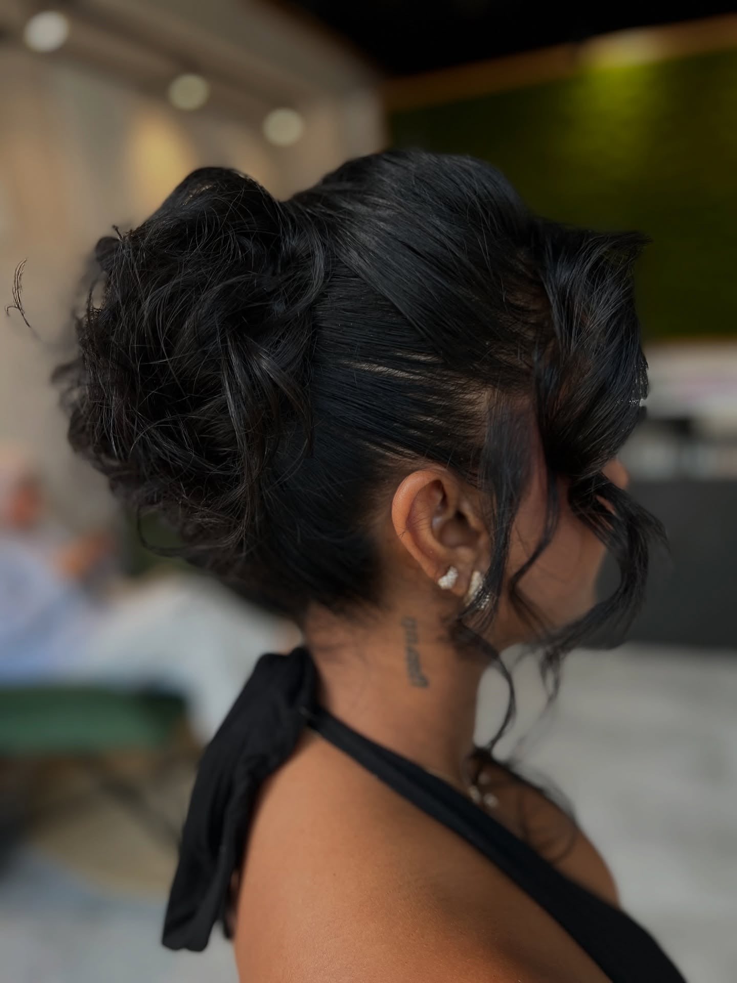 10. Hochglänzende schwarze strukturierte lockige Hochsteckfrisur (Hochsteckfrisur)