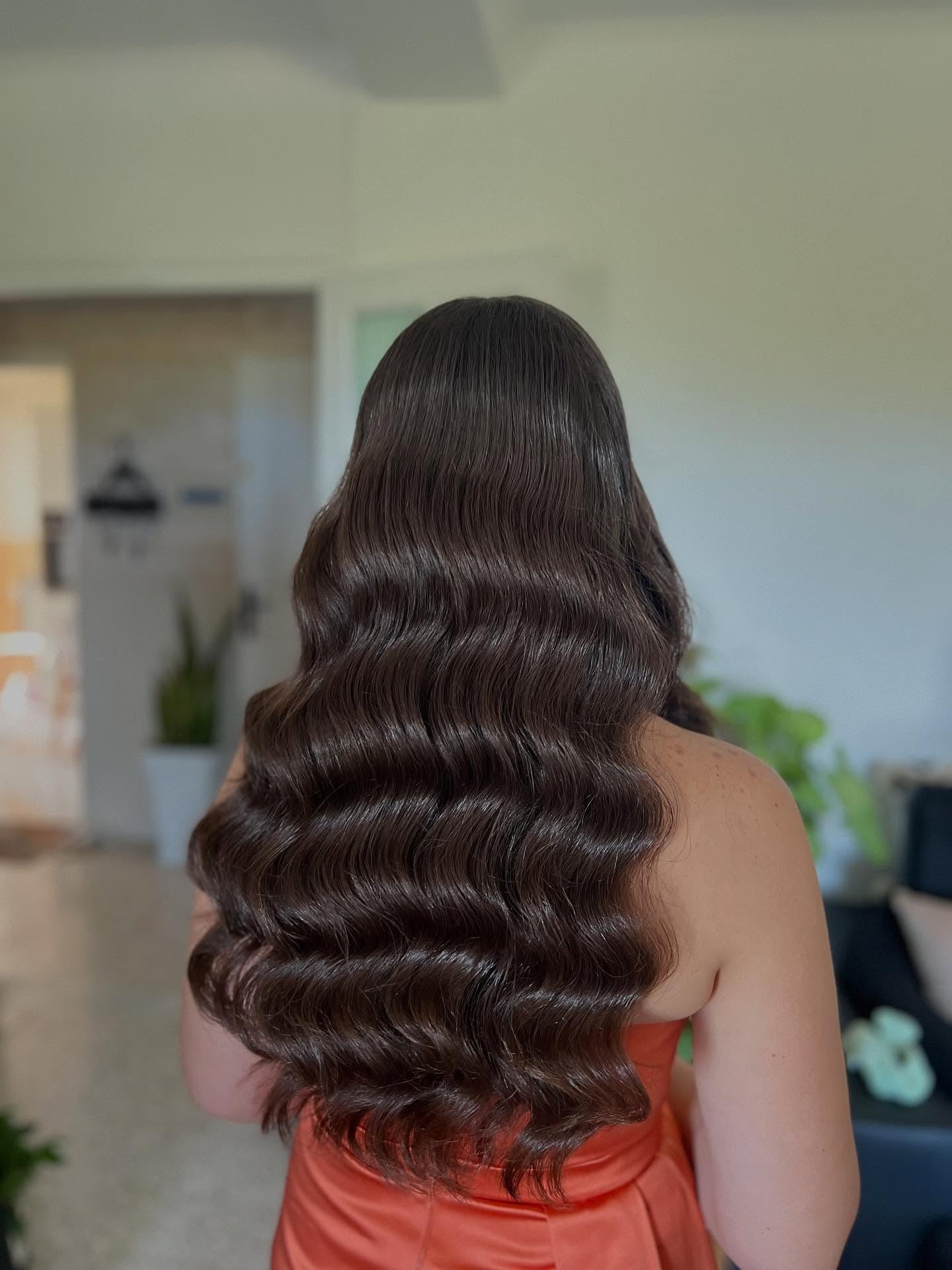 10. Hochglänzende tiefe Wellen in dunkler Schokoladenbraun (wellige Frisuren)