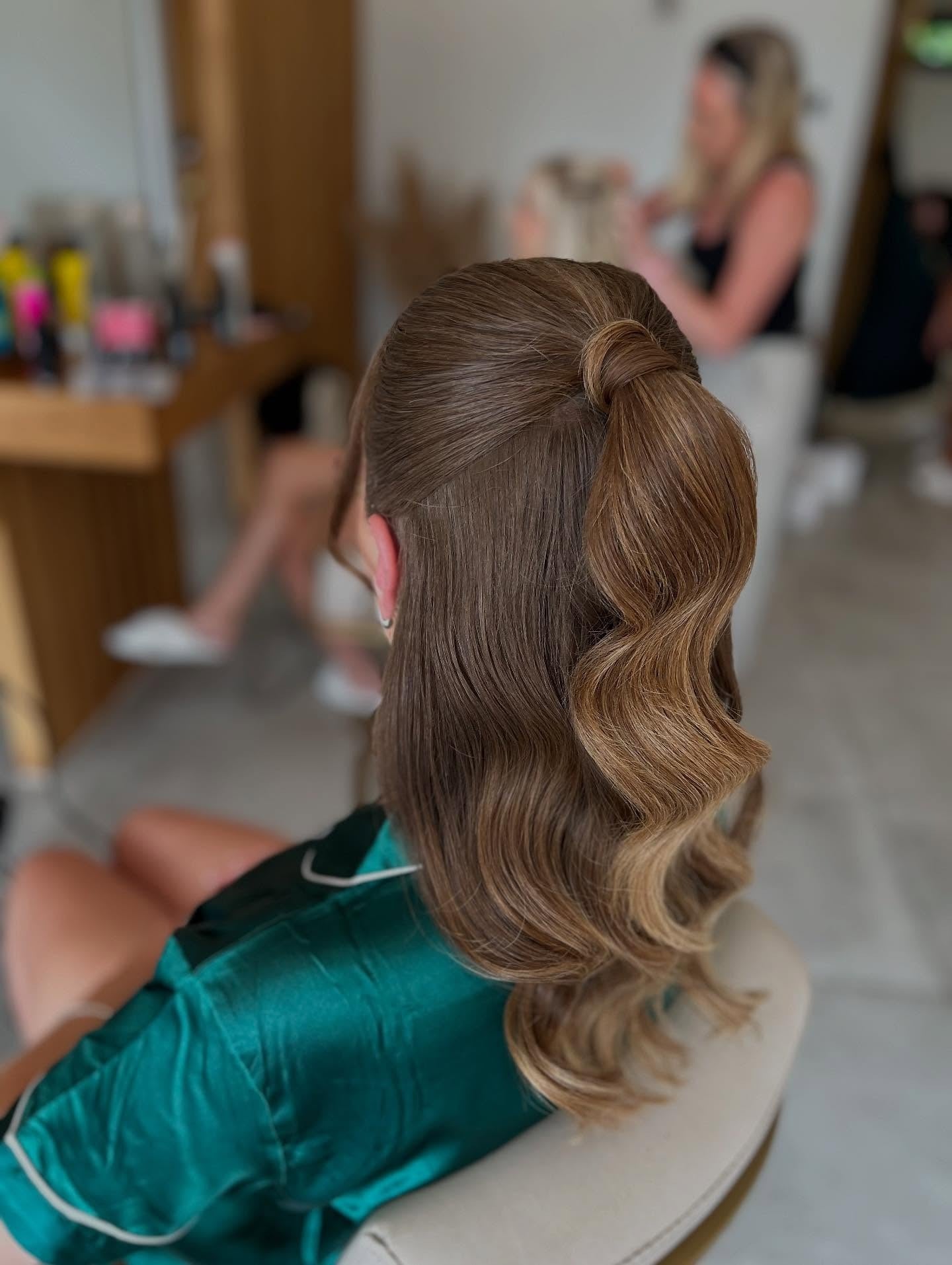 10. Hochglänzende Mid-Ponytail mit geformten Wellen (elegante Frisuren)