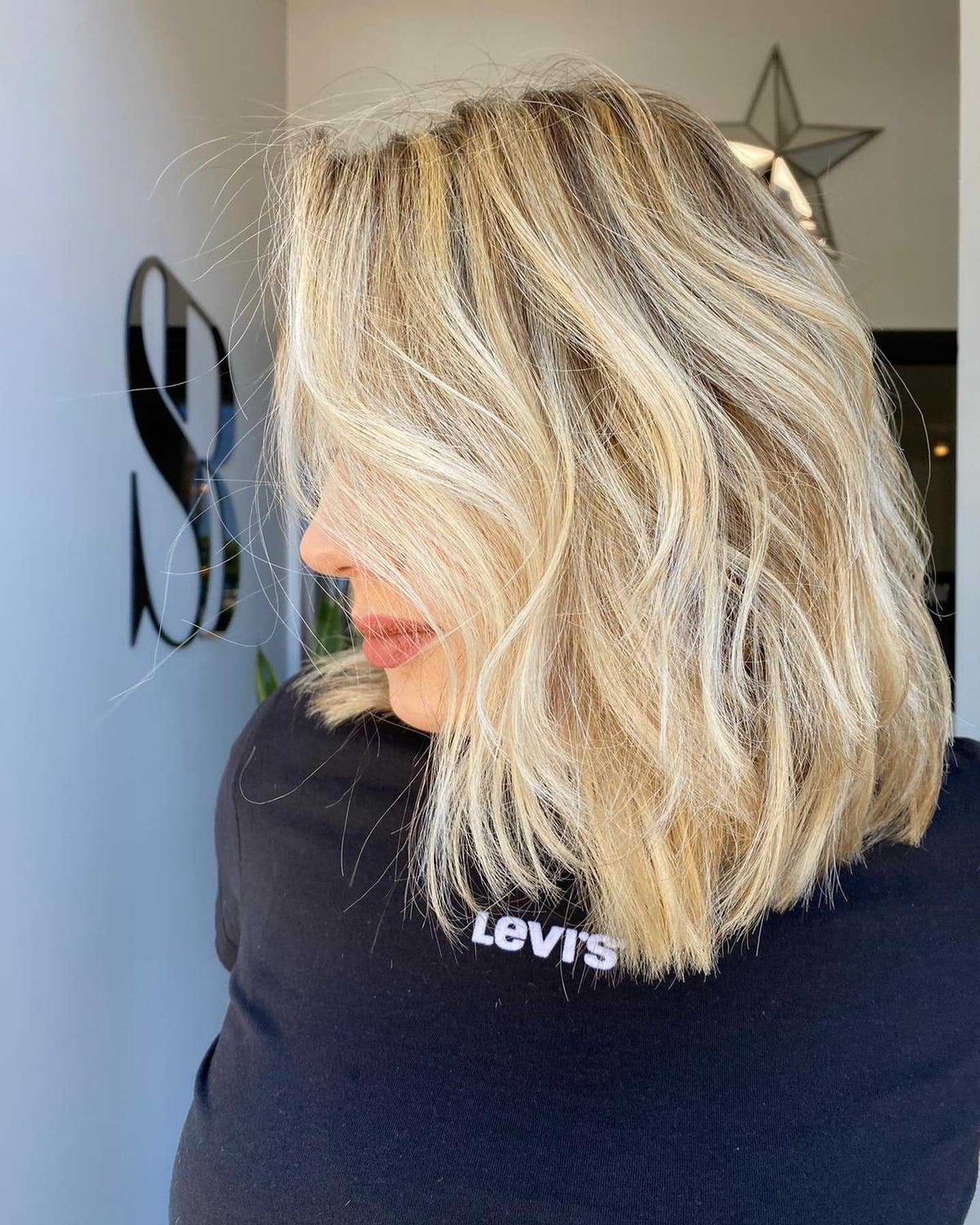 10. Golden Blonde strukturierte Lob (kurze blonde Frisuren)