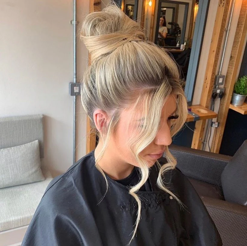10. Goldblonder Haarknoten mit geformten Vorderschichten (Top-Knoten-Frisuren)
