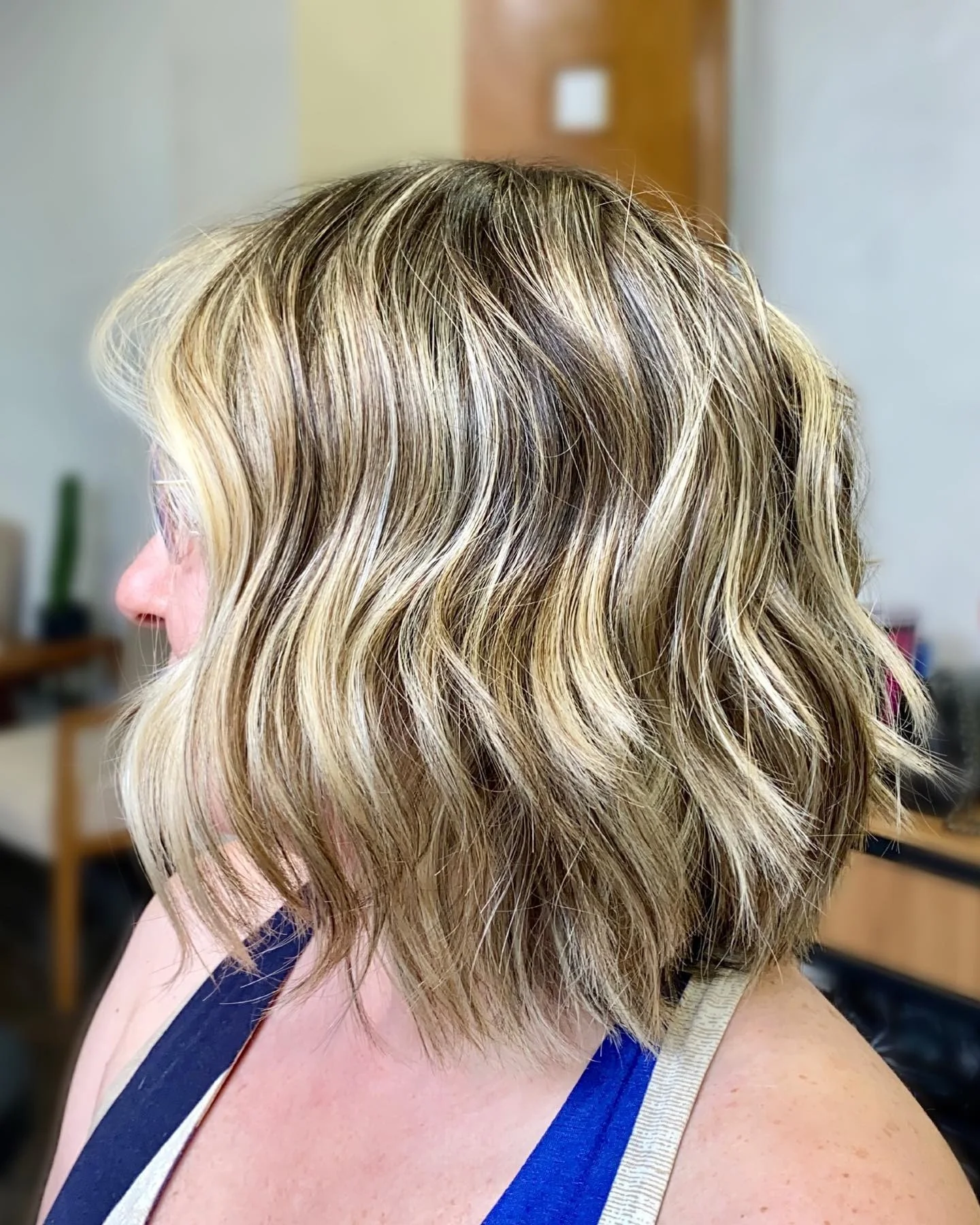 10. Goldblonder, zerzauster Bob mit lebendiger Textur (Messy-Bob-Haarschnitt)