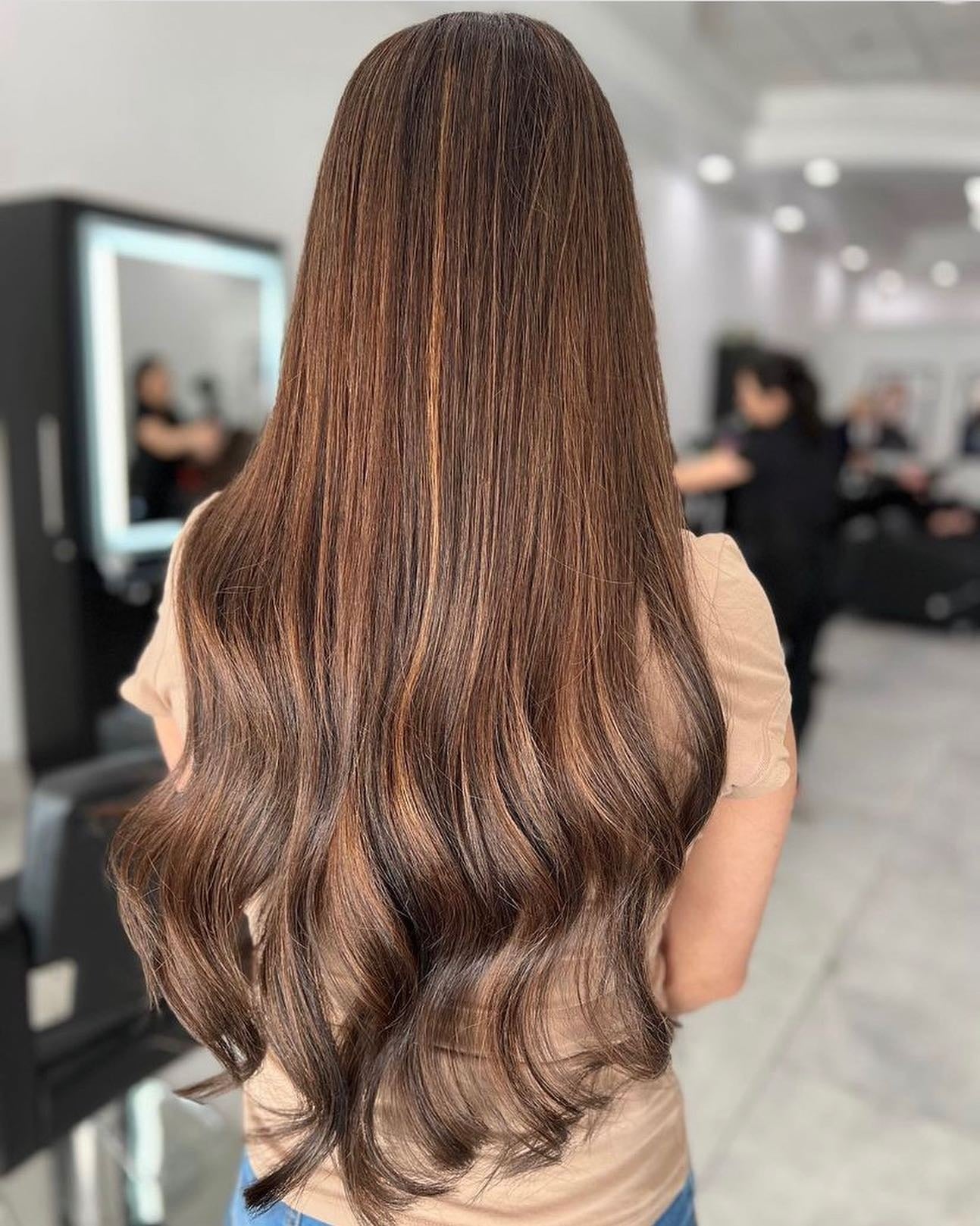 10. Golden braune Schichten mit Champagnertönen (schokoladenbraunes Haar mit Highlights)