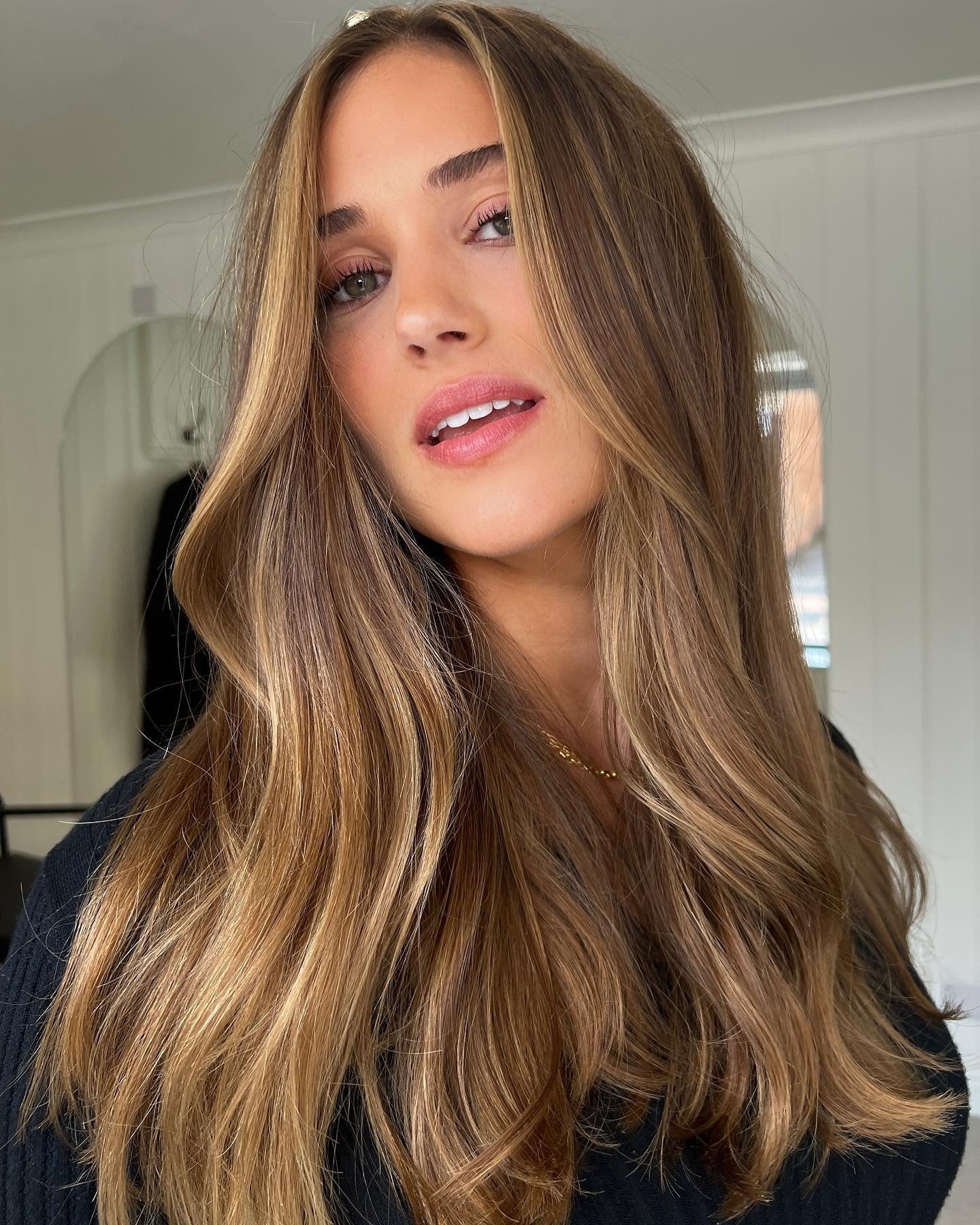 10. Goldbraun mit leichten Akzenten, die das Gesicht umrahmen (Goldbraune Haarfarbe)