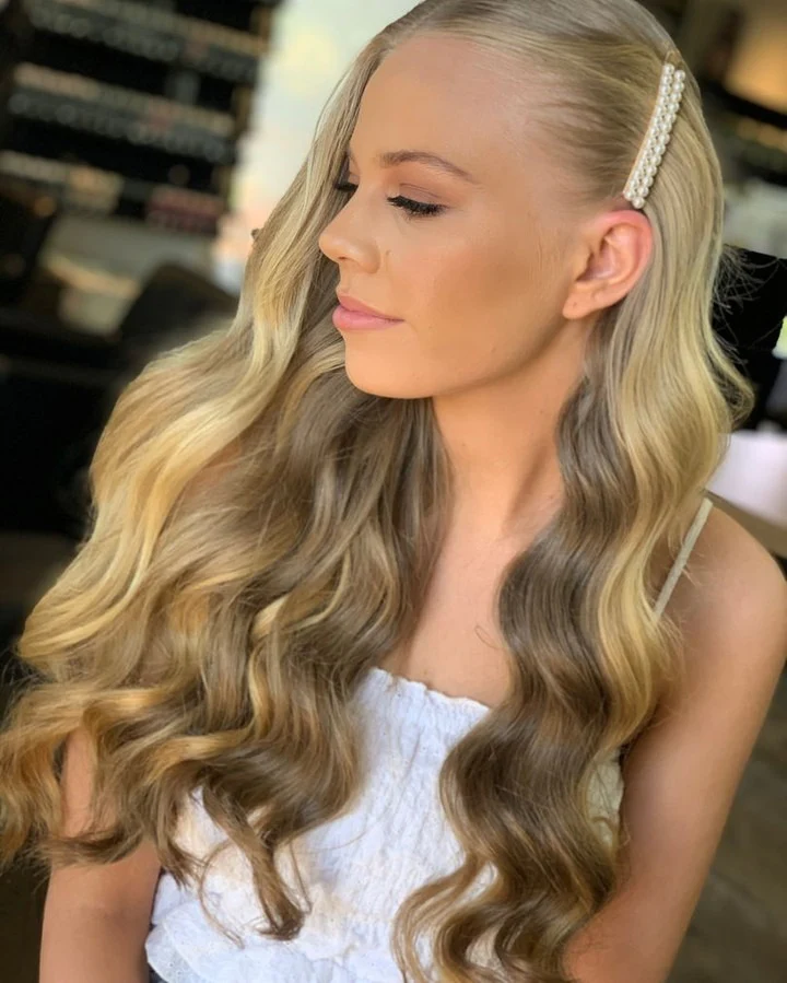 10. Lose Vintage-Wellen mit goldener Perle (Vintage-Locken-Frisuren)