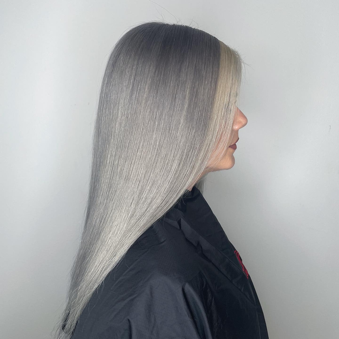 10. Gekoppelte für den silbernen, schläfrigen Look (silberne Haarfarbe)