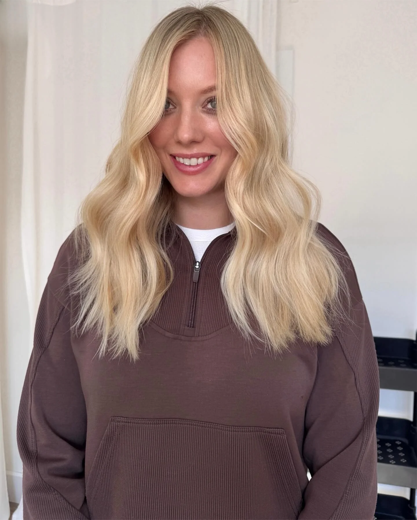 10. Honigblonde, cremige, helle Mischung mit sanften Wellen (Honigblonde Haarfarbe)