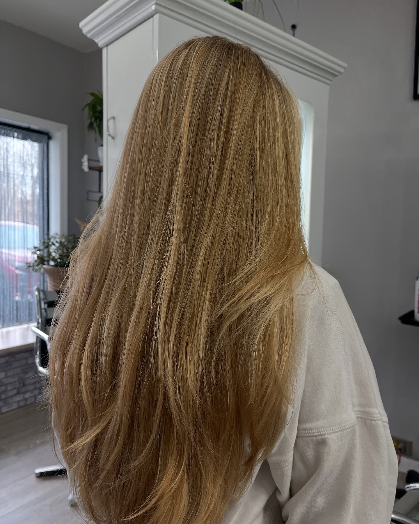 10. Layered Blowout in weicher Bernsteinblond (Honigblonde Haarfarbe)