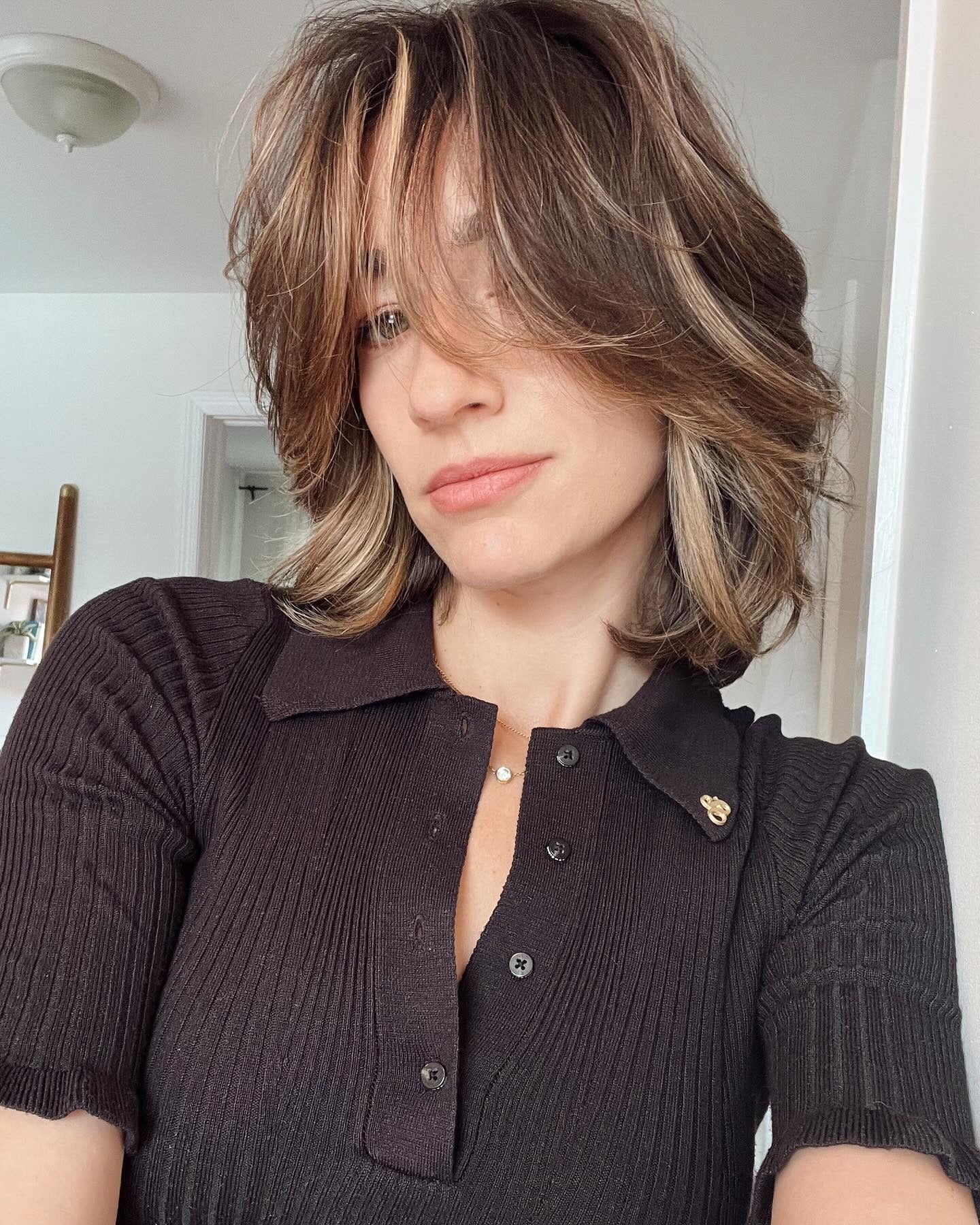 10. Layered Bronde Bob mit langen Vorhang Pony (Shaggy Bob Frisuren)