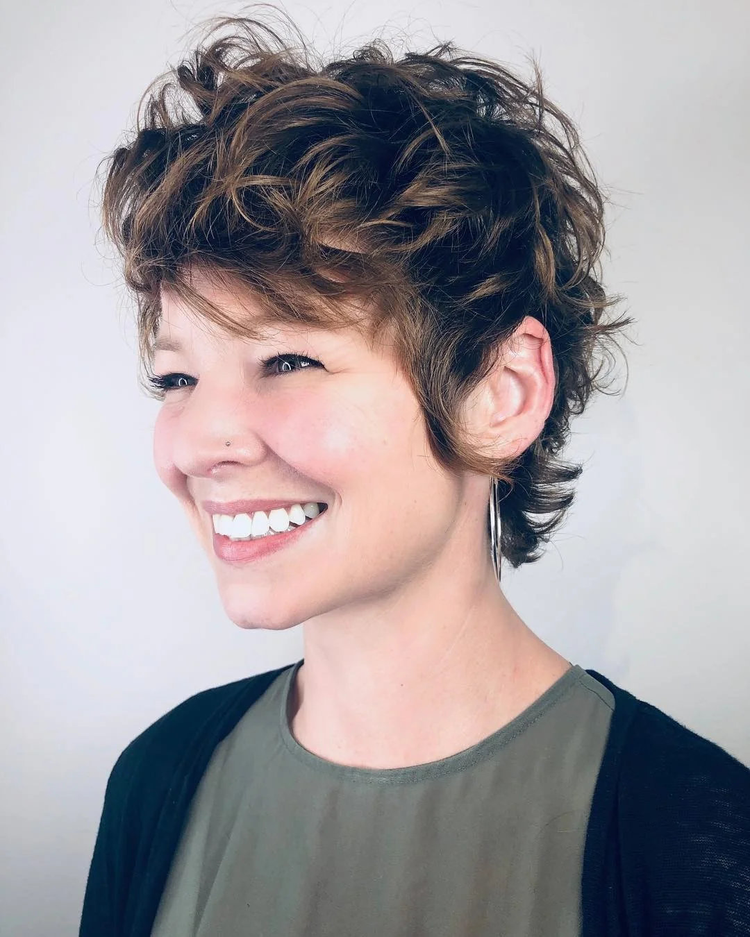 10. Layered Brunette Curly Pixie mit gefiederten Kanten (Curly Pixie Cut)