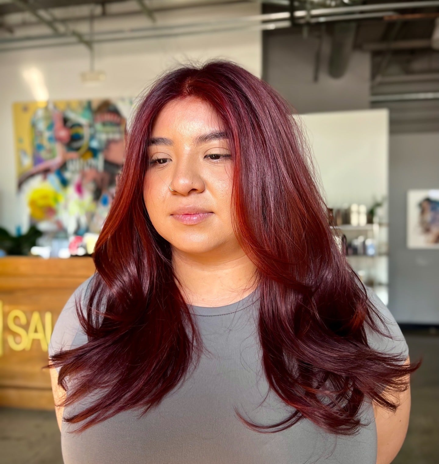 10. Layered Marsala mit weichem Blowout -Finish (dunkelrote Haarfarbe)