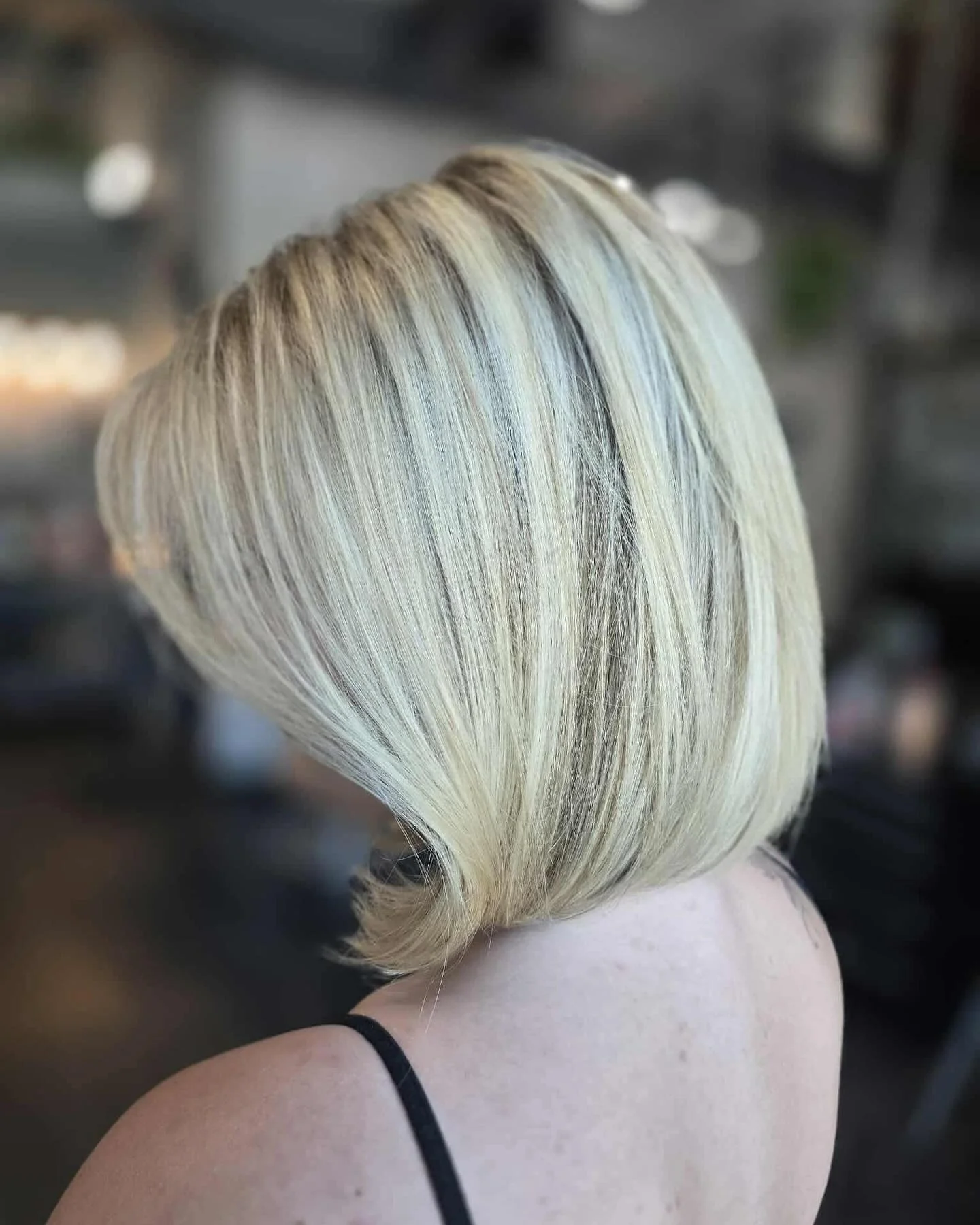 10. Mehrschichtiger perlblonder Bob mit Volumen-Flip (Blunt Cut Bob)