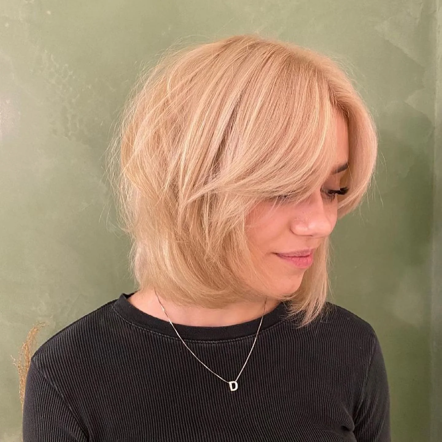 10. Platinblonder Bob mit Vorhangfransen (Shaggy Bob Haircuts)