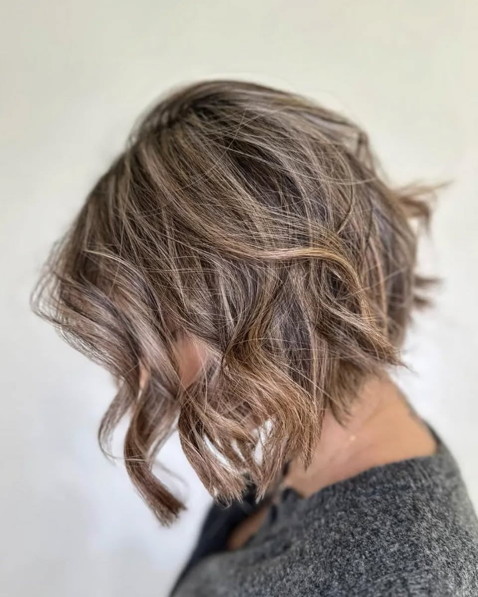 10. Layered strukturierte Bob in cooler Brünette (welliges Bob -Haar)