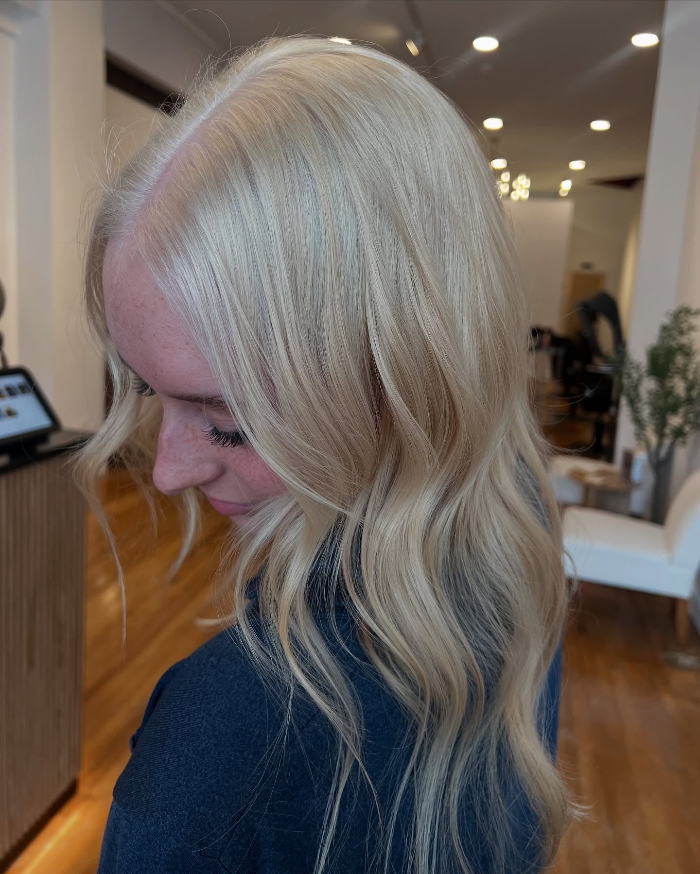 10. Leichte cremige Platin mit losen Wellen (Platinblondes Haar)