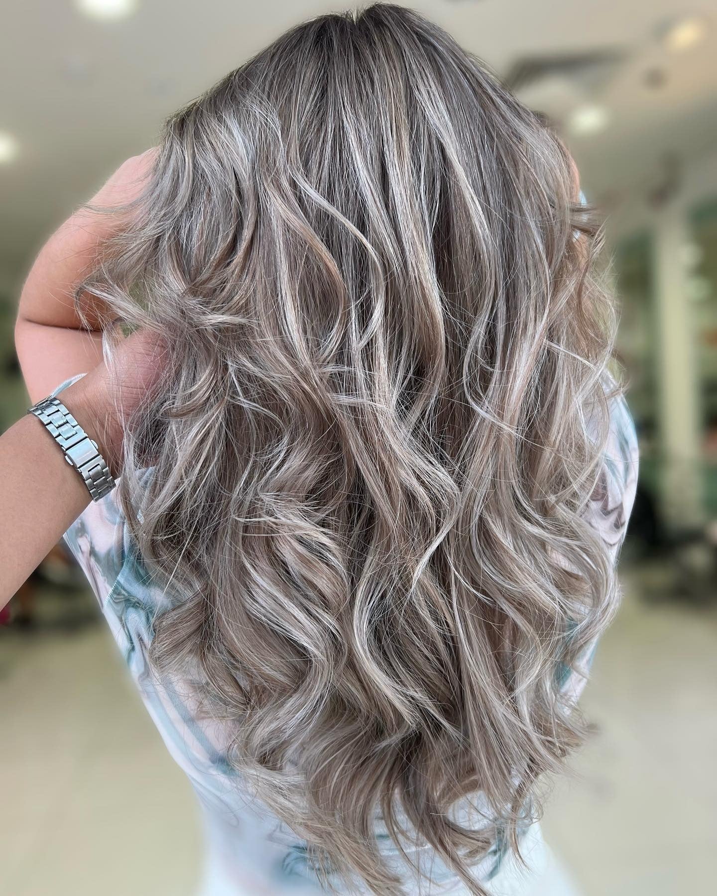 10. Lange Ascheblonde Locken mit dimensionalen Streifen (aschblonde Haarfarbe)